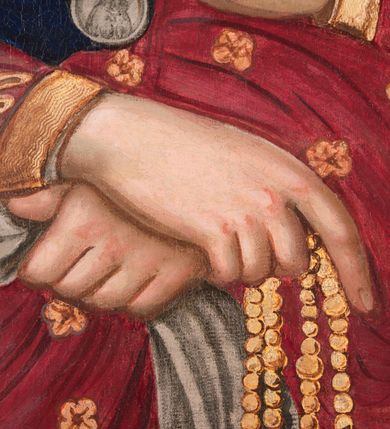 Zdjęcie nr 9: Obraz Matki Boskiej Różańcowej uzyskał kształt wydłużonego, stojącego prostokąta. Wizerunek przedstawia w półpostaci Matkę Boską z Dzieciątkiem. Maria, zwrócona delikatnie w trzech czwartych w lewo, podtrzymuje małego Jezusa obiema, skrzyżowanymi rękami na lewym ramieniu. Równocześnie Madonna w prawej dłoni trzyma białą chustę, a w lewej złoty różaniec zakończony owalnym medalionem z monogramem maryjnym. Jej rumiana twarz o jasnej karnacji jest modelowana miękkim światłocieniem. Twarz jest pociągła o delikatnych, łagodnych rysach, z prostym nosem i pełnych ustach. Matka Boska ubrana jest w ciemnogranatowy maforion podbity zielenią, lamowany i dekorowany złotymi motywami roślinno-kwiatowymi oraz imitacją zawieszonych wotów - białego orła, złotych krzyży z kokardami oraz srebrnego medalionu z kokardą. Maforion opadając na ramiona odsłania spodnią, szkarłatną suknię. Maria ma na głowie wysoką, złotą, zamkniętą koronę wypełnioną purpurą, zwieńczoną globem z krzyżykiem. Korona jest dekorowana malowaną kameryzacją. Pod szyją namalowano trzy sznury pereł przypiętych do maforiona dwiema spinkami w kształcie czteropłatkowych kwiatów. Na dolnym sznurze wisi złoty krzyżyk. Trzymane przez Madonnę Dzieciątko jest zwrócone w trzech czwartych w prawo. Mały Jezus lewą ręka podtrzymuje przy boku księgę Ewangelii z czarną okładką zdobioną złotym krzyżykiem. Natomiast nieznacznie usztywnioną i wyciągniętą przed siebie prawą rękę unosi w geście błogosławieństwa. Jezus ma okrągłą twarz o jasnej karnacji, pełnych ustach i rumianych policzkach, okoloną jasnobrązowymi, krótkimi włosami. Ubrany jest w szkarłatną tunikę u dołu bogato lamowaną złotym ornamentem roślinnym. Tunika pokryta jest drobnymi, złotymi, czterolistnymi kwiatuszkami. Na głowie ma wysoką, zamknietą, złotą koronę zwieńczoną krzyżykiem, dekorowaną malowaną kameryzacją i wypełnioną purpurą. Przy szyi małego Jezusa namalowano trzy krótkie sznury pereł dekorowane z lewej strony srebrną kokardą z długimi wstęgami. Głowy obu postaci otaczają złote nimby z wpisanymi w nie promieniami. Postacie zostały ukazane na srebrnym tle pokrytym złotą, romboidalną kratownicą. Pola kratownicy wypełniają rozety, a w miejscu przecięcia listew namalowano wielolistne kwiaty.
W dolnej części obrazu na białym tle umieszczono czarny napis: N(AJŚWIĘTSZA) M(ARIA) PANNA RÓŻAŃCOWA / Według obrazu cudami słynącego w kościele XX. Dominikanów w Krakowie / poświęconego przez Klemensa VIII Papieża a przywiezionego przez Kard(dynała) Ber / narda Maciejowskiego Bisk(upa) Krak(owskiego) Dobrodziejom spalonego kościoła S(więtej) Trójcy / R(oku) P(ańskiego) 1850. Pamiątka R(oku) P(ańskiego) 1862 malowany R(oku) P(ańskiego) 1866.