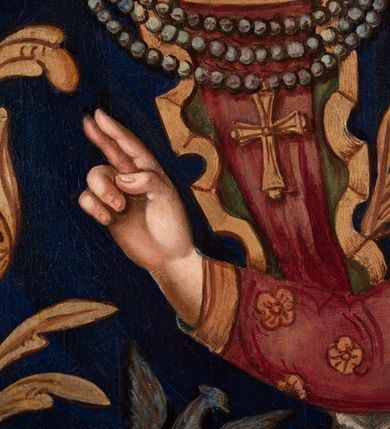 Zdjęcie nr 10: Obraz Matki Boskiej Różańcowej uzyskał kształt wydłużonego, stojącego prostokąta. Wizerunek przedstawia w półpostaci Matkę Boską z Dzieciątkiem. Maria, zwrócona delikatnie w trzech czwartych w lewo, podtrzymuje małego Jezusa obiema, skrzyżowanymi rękami na lewym ramieniu. Równocześnie Madonna w prawej dłoni trzyma białą chustę, a w lewej złoty różaniec zakończony owalnym medalionem z monogramem maryjnym. Jej rumiana twarz o jasnej karnacji jest modelowana miękkim światłocieniem. Twarz jest pociągła o delikatnych, łagodnych rysach, z prostym nosem i pełnych ustach. Matka Boska ubrana jest w ciemnogranatowy maforion podbity zielenią, lamowany i dekorowany złotymi motywami roślinno-kwiatowymi oraz imitacją zawieszonych wotów - białego orła, złotych krzyży z kokardami oraz srebrnego medalionu z kokardą. Maforion opadając na ramiona odsłania spodnią, szkarłatną suknię. Maria ma na głowie wysoką, złotą, zamkniętą koronę wypełnioną purpurą, zwieńczoną globem z krzyżykiem. Korona jest dekorowana malowaną kameryzacją. Pod szyją namalowano trzy sznury pereł przypiętych do maforiona dwiema spinkami w kształcie czteropłatkowych kwiatów. Na dolnym sznurze wisi złoty krzyżyk. Trzymane przez Madonnę Dzieciątko jest zwrócone w trzech czwartych w prawo. Mały Jezus lewą ręka podtrzymuje przy boku księgę Ewangelii z czarną okładką zdobioną złotym krzyżykiem. Natomiast nieznacznie usztywnioną i wyciągniętą przed siebie prawą rękę unosi w geście błogosławieństwa. Jezus ma okrągłą twarz o jasnej karnacji, pełnych ustach i rumianych policzkach, okoloną jasnobrązowymi, krótkimi włosami. Ubrany jest w szkarłatną tunikę u dołu bogato lamowaną złotym ornamentem roślinnym. Tunika pokryta jest drobnymi, złotymi, czterolistnymi kwiatuszkami. Na głowie ma wysoką, zamknietą, złotą koronę zwieńczoną krzyżykiem, dekorowaną malowaną kameryzacją i wypełnioną purpurą. Przy szyi małego Jezusa namalowano trzy krótkie sznury pereł dekorowane z lewej strony srebrną kokardą z długimi wstęgami. Głowy obu postaci otaczają złote nimby z wpisanymi w nie promieniami. Postacie zostały ukazane na srebrnym tle pokrytym złotą, romboidalną kratownicą. Pola kratownicy wypełniają rozety, a w miejscu przecięcia listew namalowano wielolistne kwiaty.
W dolnej części obrazu na białym tle umieszczono czarny napis: N(AJŚWIĘTSZA) M(ARIA) PANNA RÓŻAŃCOWA / Według obrazu cudami słynącego w kościele XX. Dominikanów w Krakowie / poświęconego przez Klemensa VIII Papieża a przywiezionego przez Kard(dynała) Ber / narda Maciejowskiego Bisk(upa) Krak(owskiego) Dobrodziejom spalonego kościoła S(więtej) Trójcy / R(oku) P(ańskiego) 1850. Pamiątka R(oku) P(ańskiego) 1862 malowany R(oku) P(ańskiego) 1866.