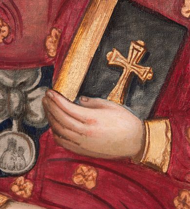 Zdjęcie nr 11: Obraz Matki Boskiej Różańcowej uzyskał kształt wydłużonego, stojącego prostokąta. Wizerunek przedstawia w półpostaci Matkę Boską z Dzieciątkiem. Maria, zwrócona delikatnie w trzech czwartych w lewo, podtrzymuje małego Jezusa obiema, skrzyżowanymi rękami na lewym ramieniu. Równocześnie Madonna w prawej dłoni trzyma białą chustę, a w lewej złoty różaniec zakończony owalnym medalionem z monogramem maryjnym. Jej rumiana twarz o jasnej karnacji jest modelowana miękkim światłocieniem. Twarz jest pociągła o delikatnych, łagodnych rysach, z prostym nosem i pełnych ustach. Matka Boska ubrana jest w ciemnogranatowy maforion podbity zielenią, lamowany i dekorowany złotymi motywami roślinno-kwiatowymi oraz imitacją zawieszonych wotów - białego orła, złotych krzyży z kokardami oraz srebrnego medalionu z kokardą. Maforion opadając na ramiona odsłania spodnią, szkarłatną suknię. Maria ma na głowie wysoką, złotą, zamkniętą koronę wypełnioną purpurą, zwieńczoną globem z krzyżykiem. Korona jest dekorowana malowaną kameryzacją. Pod szyją namalowano trzy sznury pereł przypiętych do maforiona dwiema spinkami w kształcie czteropłatkowych kwiatów. Na dolnym sznurze wisi złoty krzyżyk. Trzymane przez Madonnę Dzieciątko jest zwrócone w trzech czwartych w prawo. Mały Jezus lewą ręka podtrzymuje przy boku księgę Ewangelii z czarną okładką zdobioną złotym krzyżykiem. Natomiast nieznacznie usztywnioną i wyciągniętą przed siebie prawą rękę unosi w geście błogosławieństwa. Jezus ma okrągłą twarz o jasnej karnacji, pełnych ustach i rumianych policzkach, okoloną jasnobrązowymi, krótkimi włosami. Ubrany jest w szkarłatną tunikę u dołu bogato lamowaną złotym ornamentem roślinnym. Tunika pokryta jest drobnymi, złotymi, czterolistnymi kwiatuszkami. Na głowie ma wysoką, zamknietą, złotą koronę zwieńczoną krzyżykiem, dekorowaną malowaną kameryzacją i wypełnioną purpurą. Przy szyi małego Jezusa namalowano trzy krótkie sznury pereł dekorowane z lewej strony srebrną kokardą z długimi wstęgami. Głowy obu postaci otaczają złote nimby z wpisanymi w nie promieniami. Postacie zostały ukazane na srebrnym tle pokrytym złotą, romboidalną kratownicą. Pola kratownicy wypełniają rozety, a w miejscu przecięcia listew namalowano wielolistne kwiaty.
W dolnej części obrazu na białym tle umieszczono czarny napis: N(AJŚWIĘTSZA) M(ARIA) PANNA RÓŻAŃCOWA / Według obrazu cudami słynącego w kościele XX. Dominikanów w Krakowie / poświęconego przez Klemensa VIII Papieża a przywiezionego przez Kard(dynała) Ber / narda Maciejowskiego Bisk(upa) Krak(owskiego) Dobrodziejom spalonego kościoła S(więtej) Trójcy / R(oku) P(ańskiego) 1850. Pamiątka R(oku) P(ańskiego) 1862 malowany R(oku) P(ańskiego) 1866.