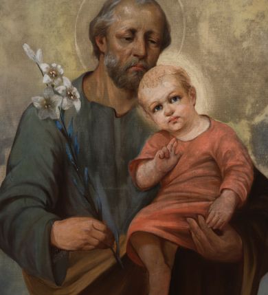 Zdjęcie nr 1: Obraz uzyskał kształt stojącego prostokąta. W półpostaci ukazano na nim frontalnie stojącego św. Józefa Oblubieńca NMP na tle żółtawo-szarawych obłoków. Święty trzyma na lewym ramieniu Dzieciątko Jezus, a w prawej ręce kwiat lilii. Józef został tu przedstawiony jako starszy mężczyzna z widocznymi zakolami na czole i siwiejącymi włosami. Ma pociągłą, mocno zmęczoną twarz o prostym nosie i ustach z kącikami skierowanymi ku dołowi. Ubrany jest w zielonkawoszarą tunikę i brązowy płaszcz przerzucony przez lewę przedramię. Trzymane przez niego Dzieciątko Jezus zostało ukazane w układzie trzech czwartych. Prawą rękę unosi w geście błogosławieństwa, lewą zaś zdaje się dotykać lewej ręki swojego opiekuna. Jego głowa jest lekko pochylona w prawo. Ma owalną twarz z wysokim czołem i krótkimi jasnymi włosami. Uwagę widza przykuwają ciemnoniebieskie i wyraziste, szeroko otwarte oczy. Nos ma prosty, a kąciki ust są skierowane ku dołowi. Mały Jezus ubrany jest w bladoczerwoną tunikę. Trzymana przez św. Józefa lilia ma trzy kwiaty i parę pąków znajdujących się na końcu długiej łodygi w zielononiebieskim kolorze.
