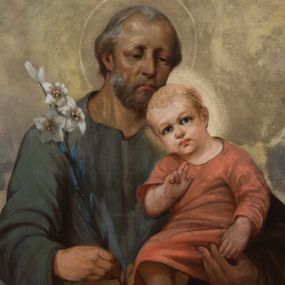 Zdjęcie nr 1: Obraz uzyskał kształt stojącego prostokąta. W półpostaci ukazano na nim frontalnie stojącego św. Józefa Oblubieńca NMP na tle żółtawo-szarawych obłoków. Święty trzyma na lewym ramieniu Dzieciątko Jezus, a w prawej ręce kwiat lilii. Józef został tu przedstawiony jako starszy mężczyzna z widocznymi zakolami na czole i siwiejącymi włosami. Ma pociągłą, mocno zmęczoną twarz o prostym nosie i ustach z kącikami skierowanymi ku dołowi. Ubrany jest w zielonkawoszarą tunikę i brązowy płaszcz przerzucony przez lewę przedramię. Trzymane przez niego Dzieciątko Jezus zostało ukazane w układzie trzech czwartych. Prawą rękę unosi w geście błogosławieństwa, lewą zaś zdaje się dotykać lewej ręki swojego opiekuna. Jego głowa jest lekko pochylona w prawo. Ma owalną twarz z wysokim czołem i krótkimi jasnymi włosami. Uwagę widza przykuwają ciemnoniebieskie i wyraziste, szeroko otwarte oczy. Nos ma prosty, a kąciki ust są skierowane ku dołowi. Mały Jezus ubrany jest w bladoczerwoną tunikę. Trzymana przez św. Józefa lilia ma trzy kwiaty i parę pąków znajdujących się na końcu długiej łodygi w zielononiebieskim kolorze.
