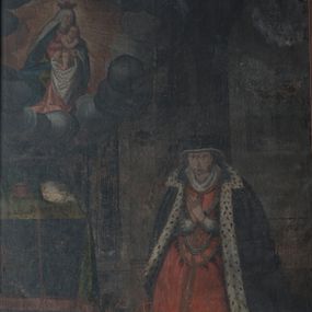 Zdjęcie nr 1: Obraz uzyskał kształt stojącego prostokąta, zamkniętego w profilowaną, ciemną ramę o rzeźbionych narożach. We wnętrzu komnaty o ścianach artykułowanych pilastrami ukazano klęczącą na stopniach Zofię z Komorowskich Giebułtowską. Komnata z prawej strony otwiera się półkolistą arkadą na kolejne pomieszczenie z perspektywicznie malowanymi podziałami architektonicznymi. Zofia klęczy przed stołem-domowym ołtarzykiem ustawionym na trzystopniowym podwyższeniu, nakrytym ciemnozieloną tkaniną, przeszytą przez środek złotą taśmą i lamowaną u spodu złotymi frędzlami. Na stole-ołtarzyku stoi złoty zegar tzw. kaflak, obok którego leży zwinięta biała tkanina. Ponad ołtarzykiem-stołem na szarobiałych obłokach unosi się siedząca Madonna z Dzieciątkiem w promienistej glorii. Madonna jest zwrócona w trzech czwartych w lewo. Na kolanach obiema rękami podtrzymuje siedzącego małego Jezusa. Maria ma owalną twarz z rumianymi policzkami, kształtnym nosem, wydatnymi ustami i lekko przymkniętymi oczami. Na głowie Matka Boska ma złotą koronę, spod której widoczny jest biały welon opadający na niebieski płaszcz podbity zielenią, który okrywa ramiona i częściowo nogi. Spod płaszcza widać czerwoną suknię z białym kołnierzem. Dzieciątko siedzące w kontrapoście jest nagie. Zwrócone w trzech czwartych w lewo siedzi na białej chuście. Ma pucułowatą twarz o rumianych policzkach, małym nosku i ciemnych oczach. Na głowie widoczne są jasne, kręcone włosy. Mały Jezus lekko nachylając się prawą rączką błogosławi klęczącą Zofię. Kobieta zwrócona jest w trzech czwartych w prawo, spoglądając w stronę widza. Ma złożone na piersi do modlitwy ręce. Zmarła ma dojrzałą, owalną twarz o rumianych policzkach, wydatnym nosie i nieznacznie podkrążonych, szeroko otwartych oczach. Jej czerwone usta są mięsiste. Ubrana jest w szeroką, purpurową spódnicę obszytą galonem i taki sam lamowany i przeszywany złotym galonem gorset. Gorset został ozdobiony dwoma potrójnymi sznurami pereł - krótszym i dłuższym. Spod spodu widać ciemnoniebieskie rękawy sukni zakończone koronkowym obszyciem oraz duży wywinięty kołnierz od przodu zakryty podwiką. Na szyi widoczny jest kosztowny naszyjnik. Ramiona okrywa opadający do ziemi ciemny płaszcz obszyty gronostajami. Zofia na głowie ma białą chustę osłaniającą pukle jasnych włosów, na której nałożony jest obszyty futrem kołpak, w górnej części dekorowany haftem z pereł.    