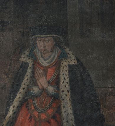 Zdjęcie nr 3: Obraz uzyskał kształt stojącego prostokąta, zamkniętego w profilowaną, ciemną ramę o rzeźbionych narożach. We wnętrzu komnaty o ścianach artykułowanych pilastrami ukazano klęczącą na stopniach Zofię z Komorowskich Giebułtowską. Komnata z prawej strony otwiera się półkolistą arkadą na kolejne pomieszczenie z perspektywicznie malowanymi podziałami architektonicznymi. Zofia klęczy przed stołem-domowym ołtarzykiem ustawionym na trzystopniowym podwyższeniu, nakrytym ciemnozieloną tkaniną, przeszytą przez środek złotą taśmą i lamowaną u spodu złotymi frędzlami. Na stole-ołtarzyku stoi złoty zegar tzw. kaflak, obok którego leży zwinięta biała tkanina. Ponad ołtarzykiem-stołem na szarobiałych obłokach unosi się siedząca Madonna z Dzieciątkiem w promienistej glorii. Madonna jest zwrócona w trzech czwartych w lewo. Na kolanach obiema rękami podtrzymuje siedzącego małego Jezusa. Maria ma owalną twarz z rumianymi policzkami, kształtnym nosem, wydatnymi ustami i lekko przymkniętymi oczami. Na głowie Matka Boska ma złotą koronę, spod której widoczny jest biały welon opadający na niebieski płaszcz podbity zielenią, który okrywa ramiona i częściowo nogi. Spod płaszcza widać czerwoną suknię z białym kołnierzem. Dzieciątko siedzące w kontrapoście jest nagie. Zwrócone w trzech czwartych w lewo siedzi na białej chuście. Ma pucułowatą twarz o rumianych policzkach, małym nosku i ciemnych oczach. Na głowie widoczne są jasne, kręcone włosy. Mały Jezus lekko nachylając się prawą rączką błogosławi klęczącą Zofię. Kobieta zwrócona jest w trzech czwartych w prawo, spoglądając w stronę widza. Ma złożone na piersi do modlitwy ręce. Zmarła ma dojrzałą, owalną twarz o rumianych policzkach, wydatnym nosie i nieznacznie podkrążonych, szeroko otwartych oczach. Jej czerwone usta są mięsiste. Ubrana jest w szeroką, purpurową spódnicę obszytą galonem i taki sam lamowany i przeszywany złotym galonem gorset. Gorset został ozdobiony dwoma potrójnymi sznurami pereł - krótszym i dłuższym. Spod spodu widać ciemnoniebieskie rękawy sukni zakończone koronkowym obszyciem oraz duży wywinięty kołnierz od przodu zakryty podwiką. Na szyi widoczny jest kosztowny naszyjnik. Ramiona okrywa opadający do ziemi ciemny płaszcz obszyty gronostajami. Zofia na głowie ma białą chustę osłaniającą pukle jasnych włosów, na której nałożony jest obszyty futrem kołpak, w górnej części dekorowany haftem z pereł.    