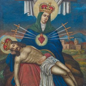 Zdjęcie nr 1: Obraz uzyskał kształt stojącego prostokąta zbliżonego do kwadratu. W centrum kompozycji ukazano siedzącą na skale frontalnie Matkę Boską Bolesną w typie Pieta, podtrzymującą obiema rękami na kolanach martwe ciało Chrystusa. Maria głowę ujętą w trzech czwartych ma lekko pochyloną w prawo. Jej podłużną twarz o bladej karnacji charakteryzuje prosty nos, zaciśnięte, pełne usta oraz spojrzenie półprzymkniętych oczu skierowane przed siebie. Ubrana jest w zieloną chustę szczelnie zakrywającą włosy, białą podwikę, niebieski płaszcz okrywający górną część ciała oraz czerwoną suknię, spod której widać fragment prawej stopy w sandale. Na jej piersi widnieje jaśniejące, płonące serce przebite siedmioma mieczami boleści. Głowę Madonny zdobi złota korona zamknięta z globem i krzyżykiem dekorowana malowaną imitacją kameryzacji. Bezwładne ciało Zbawiciela na kolanach matki zostało ułożone horyzontalnie. Jego głowę Maria podtrzymuje prawą ręką, lewą zaś trzyma na jego brzuchu. Prawa ręka Chrystusa swobodnie zwisa ku ziemi, lewa zaś założona jest za korpus. Jego nogi są nieznacznie ugięte w kolanach. Zbawiciel ma pociągłą twarz o bladej karnacji z prostym nosem, wydatnymi ustami i zamkniętymi oczami. Głowę Jezusa okalają brązowe, długie włosy spływające na ramiona oraz krótka broda. Na głowie otoczonej nimbem widoczna jest zamknięta, złota korona podobna do korony Marii. Partię bioder Chrystusa przykrywa perizonium z połą zwisającą ku ziemi. Jego nagie ciało ma jasną karnację z nieznacznymi kroplami krwi. Za Marią widoczny jest drewniany krzyż z symetrycznie zawieszonym na ramionach białym całunem. W głębi na tle niebieskiego nieba ukazano góry rozświetlone zmierzchem oraz fragment miejskiej zabudowy.