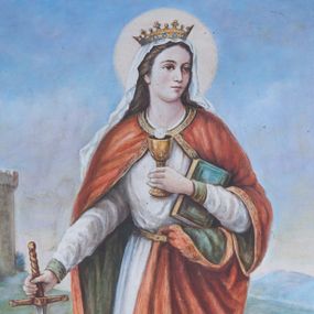 Zdjęcie nr 1: Obraz w kształcie stojącego prostokąta, ujęty złoconą ramą zdobioną ornamentyką roślinną, zawiera całopostaciowy wizerunek św. Barbary. Zwrócona w trzech czwartych w prawo kobieta głowę kieruje w trzech czwartych w lewo. Owalną twarz o jasnej karnacji cechują delikatne rysy i duże oczy. Długie, ciemnobrązowe włosy widoczne spod białej chusty, opadają na plecy. Święta ubrana jest w długą, białą suknię obszytą dekoracyjnymi galonami oraz spięty na piersiach czerwony płaszcz ze złotymi obszyciami, podwiązany paskiem sukni. Prawą ręką podtrzymuje miecz, lewą księgę i kielich eucharystyczny. Głowę Barbary wieńczy korona w typie otwartym, a okala nimb. Święta ukazana jest na tle górzystego pejzażu, w głębi po lewej stronie obrazu, na jednym ze wzgórz widoczna jest wysoka, zwieńczona blankami wieża.     