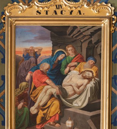 Zdjęcie nr 6: Obrazy w formie stojącego prostokąta, ujęte profilowaną złoconą ramą. Przy górnej krawędzi szczyt utworzony przez stylizowany rocaille, zakończony anthemionem z krzyżem. W polu numer stacji. Przy dolnej krawędzi rocaille. Kompozycje obrazów wielofigurowe, większość ukazana na tle pejzażu z widocznymi w tle fragmentami budynków. Chrystus przedstawiony w niebieskiej tunice i czerwonym płaszczu z koroną cierniową na głowie lub w białym perizonium. Na obrazie przedstawiającym złożenie do grobu napisy: „P(eter) &amp; C(ornel) Bohúň” i „Fundował Jan Gabrisz 1877”.