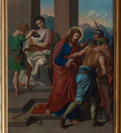 Zdjęcie nr 1: Obrazy w formie stojącego prostokąta, ujęte profilowaną złoconą ramą. Przy górnej krawędzi szczyt utworzony przez stylizowany rocaille, zakończony anthemionem z krzyżem. W polu numer stacji. Przy dolnej krawędzi rocaille. Kompozycje obrazów wielofigurowe, większość ukazana na tle pejzażu z widocznymi w tle fragmentami budynków. Chrystus przedstawiony w niebieskiej tunice i czerwonym płaszczu z koroną cierniową na głowie lub w białym perizonium. Na obrazie przedstawiającym złożenie do grobu napisy: „P(eter) &amp; C(ornel) Bohúň” i „Fundował Jan Gabrisz 1877”.