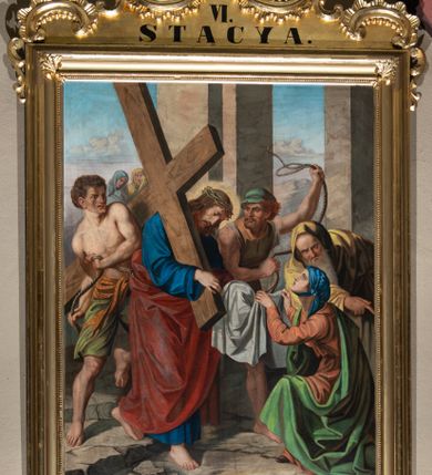 Zdjęcie nr 8: Obrazy w formie stojącego prostokąta, ujęte profilowaną złoconą ramą. Przy górnej krawędzi szczyt utworzony przez stylizowany rocaille, zakończony anthemionem z krzyżem. W polu numer stacji. Przy dolnej krawędzi rocaille. Kompozycje obrazów wielofigurowe, większość ukazana na tle pejzażu z widocznymi w tle fragmentami budynków. Chrystus przedstawiony w niebieskiej tunice i czerwonym płaszczu z koroną cierniową na głowie lub w białym perizonium. Na obrazie przedstawiającym złożenie do grobu napisy: „P(eter) &amp; C(ornel) Bohúň” i „Fundował Jan Gabrisz 1877”.