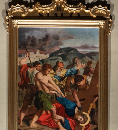 Zdjęcie nr 7: Obrazy w formie stojącego prostokąta, ujęte profilowaną złoconą ramą. Przy górnej krawędzi szczyt utworzony przez stylizowany rocaille, zakończony anthemionem z krzyżem. W polu numer stacji. Przy dolnej krawędzi rocaille. Kompozycje obrazów wielofigurowe, większość ukazana na tle pejzażu z widocznymi w tle fragmentami budynków. Chrystus przedstawiony w niebieskiej tunice i czerwonym płaszczu z koroną cierniową na głowie lub w białym perizonium. Na obrazie przedstawiającym złożenie do grobu napisy: „P(eter) &amp; C(ornel) Bohúň” i „Fundował Jan Gabrisz 1877”.