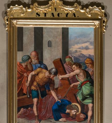 Zdjęcie nr 11: Obrazy w formie stojącego prostokąta, ujęte profilowaną złoconą ramą. Przy górnej krawędzi szczyt utworzony przez stylizowany rocaille, zakończony anthemionem z krzyżem. W polu numer stacji. Przy dolnej krawędzi rocaille. Kompozycje obrazów wielofigurowe, większość ukazana na tle pejzażu z widocznymi w tle fragmentami budynków. Chrystus przedstawiony w niebieskiej tunice i czerwonym płaszczu z koroną cierniową na głowie lub w białym perizonium. Na obrazie przedstawiającym złożenie do grobu napisy: „P(eter) &amp; C(ornel) Bohúň” i „Fundował Jan Gabrisz 1877”.