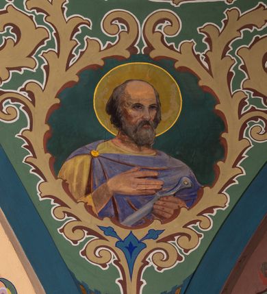 Zdjęcie nr 3: W prezbiterium w absydzie do dwóch trzecich wysokości ściany dekoracja roślinno-geometryczna z motywami kwiatowymi w kolorach zielono-turkusowym oraz złotym; powyżej dwa anioły na tle niebieskiego nieba z rozetami, całość zakończona zgeometryzowaną glorią promienistą uzupełnioną motywami kwiatowymi. 
Ściany boczne prezbiterium w kolorze jasnego różu; na ścianie tarczowej południowej medalion z kielichem i hostią w glorii promienistej. Na pilastrach, gurtach sklepiennych i w rozglifieniach okien symetryczna dekoracja roślinna. Na sklepieniu jasnopomarańczowe pole, w którego centrum znajduje się medalion z przedstawieniem Veraicon w glorii promienistej uzupełnionej motywami roślinnymi. 
Łuk tęczowy pokryty ornamentem roślinnym z motywami kłosów zbóż, na niebieskim tle, na środku łuku przedstawienie pelikana w gnieździe. Po wewnętrznej stronie łuku malatura w postaci fantazyjnego ornamentu roślinnego na beżowym tle. 
Ściany nawy gładkie, w kolorze zgaszonej, jasnej zieleni; z malowanymi zacheuszkami. W rozglifieniach okien symetryczna, stylizowana dekoracja arabeskowa na pomarańczowym i żółtym tle. Pilastry i łuki pokryte różnokolorowym, fantazyjnym ornamentem roślinnym. Sklepienia w każdym przęśle z wydzielonymi jasnożółtymi, owalnymi polami, w których centrum znajdują się niebieskie medaliony z przedstawieniem gorejącego serca lub monogramu IHS, w koronie cierniowej, w wieńcu z dekoracji roślinnej i w fioletowej glorii promienistej. W przyłuczach sklepień medaliony z przedstawieniami popiersi 12 apostołów, po czterech w każdym przęśle, ujętych żółtą wicią roślinną, na zielonym tle. Gurty sklepienne z motywem krzyży na żółto-pomarańczowym tle. 
Parapet chóru muzycznego i wspierające go arkady podzielone na malowane pola i płyciny wypełnione fantazyjnym ornamentem roślinnym. Na osi balustrady chóru przedstawienie liry. W podłuczu środkowej arkady pod chórem oko Opatrzności w wielobarwnej, stylizowanej glorii promienistej. 
Na ścianie zachodniej dwie półkoliście zamknięte nisze z przedstawieniami z lewej strony św. Cecylii grającej na organach, zaś z prawej króla Dawida grającego na harfie, na jasnoniebieskim tle. W rozglifieniach nisz stylizowana dekoracja geometryczno-roślinna. 
