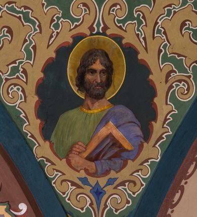 Zdjęcie nr 4: W prezbiterium w absydzie do dwóch trzecich wysokości ściany dekoracja roślinno-geometryczna z motywami kwiatowymi w kolorach zielono-turkusowym oraz złotym; powyżej dwa anioły na tle niebieskiego nieba z rozetami, całość zakończona zgeometryzowaną glorią promienistą uzupełnioną motywami kwiatowymi. 
Ściany boczne prezbiterium w kolorze jasnego różu; na ścianie tarczowej południowej medalion z kielichem i hostią w glorii promienistej. Na pilastrach, gurtach sklepiennych i w rozglifieniach okien symetryczna dekoracja roślinna. Na sklepieniu jasnopomarańczowe pole, w którego centrum znajduje się medalion z przedstawieniem Veraicon w glorii promienistej uzupełnionej motywami roślinnymi. 
Łuk tęczowy pokryty ornamentem roślinnym z motywami kłosów zbóż, na niebieskim tle, na środku łuku przedstawienie pelikana w gnieździe. Po wewnętrznej stronie łuku malatura w postaci fantazyjnego ornamentu roślinnego na beżowym tle. 
Ściany nawy gładkie, w kolorze zgaszonej, jasnej zieleni; z malowanymi zacheuszkami. W rozglifieniach okien symetryczna, stylizowana dekoracja arabeskowa na pomarańczowym i żółtym tle. Pilastry i łuki pokryte różnokolorowym, fantazyjnym ornamentem roślinnym. Sklepienia w każdym przęśle z wydzielonymi jasnożółtymi, owalnymi polami, w których centrum znajdują się niebieskie medaliony z przedstawieniem gorejącego serca lub monogramu IHS, w koronie cierniowej, w wieńcu z dekoracji roślinnej i w fioletowej glorii promienistej. W przyłuczach sklepień medaliony z przedstawieniami popiersi 12 apostołów, po czterech w każdym przęśle, ujętych żółtą wicią roślinną, na zielonym tle. Gurty sklepienne z motywem krzyży na żółto-pomarańczowym tle. 
Parapet chóru muzycznego i wspierające go arkady podzielone na malowane pola i płyciny wypełnione fantazyjnym ornamentem roślinnym. Na osi balustrady chóru przedstawienie liry. W podłuczu środkowej arkady pod chórem oko Opatrzności w wielobarwnej, stylizowanej glorii promienistej. 
Na ścianie zachodniej dwie półkoliście zamknięte nisze z przedstawieniami z lewej strony św. Cecylii grającej na organach, zaś z prawej króla Dawida grającego na harfie, na jasnoniebieskim tle. W rozglifieniach nisz stylizowana dekoracja geometryczno-roślinna. 
