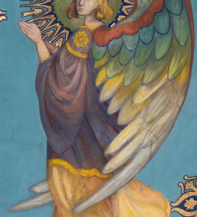 Zdjęcie nr 16: W prezbiterium w absydzie do dwóch trzecich wysokości ściany dekoracja roślinno-geometryczna z motywami kwiatowymi w kolorach zielono-turkusowym oraz złotym; powyżej dwa anioły na tle niebieskiego nieba z rozetami, całość zakończona zgeometryzowaną glorią promienistą uzupełnioną motywami kwiatowymi. 
Ściany boczne prezbiterium w kolorze jasnego różu; na ścianie tarczowej południowej medalion z kielichem i hostią w glorii promienistej. Na pilastrach, gurtach sklepiennych i w rozglifieniach okien symetryczna dekoracja roślinna. Na sklepieniu jasnopomarańczowe pole, w którego centrum znajduje się medalion z przedstawieniem Veraicon w glorii promienistej uzupełnionej motywami roślinnymi. 
Łuk tęczowy pokryty ornamentem roślinnym z motywami kłosów zbóż, na niebieskim tle, na środku łuku przedstawienie pelikana w gnieździe. Po wewnętrznej stronie łuku malatura w postaci fantazyjnego ornamentu roślinnego na beżowym tle. 
Ściany nawy gładkie, w kolorze zgaszonej, jasnej zieleni; z malowanymi zacheuszkami. W rozglifieniach okien symetryczna, stylizowana dekoracja arabeskowa na pomarańczowym i żółtym tle. Pilastry i łuki pokryte różnokolorowym, fantazyjnym ornamentem roślinnym. Sklepienia w każdym przęśle z wydzielonymi jasnożółtymi, owalnymi polami, w których centrum znajdują się niebieskie medaliony z przedstawieniem gorejącego serca lub monogramu IHS, w koronie cierniowej, w wieńcu z dekoracji roślinnej i w fioletowej glorii promienistej. W przyłuczach sklepień medaliony z przedstawieniami popiersi 12 apostołów, po czterech w każdym przęśle, ujętych żółtą wicią roślinną, na zielonym tle. Gurty sklepienne z motywem krzyży na żółto-pomarańczowym tle. 
Parapet chóru muzycznego i wspierające go arkady podzielone na malowane pola i płyciny wypełnione fantazyjnym ornamentem roślinnym. Na osi balustrady chóru przedstawienie liry. W podłuczu środkowej arkady pod chórem oko Opatrzności w wielobarwnej, stylizowanej glorii promienistej. 
Na ścianie zachodniej dwie półkoliście zamknięte nisze z przedstawieniami z lewej strony św. Cecylii grającej na organach, zaś z prawej króla Dawida grającego na harfie, na jasnoniebieskim tle. W rozglifieniach nisz stylizowana dekoracja geometryczno-roślinna. 
