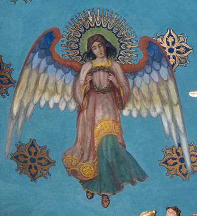 Zdjęcie nr 15: W prezbiterium w absydzie do dwóch trzecich wysokości ściany dekoracja roślinno-geometryczna z motywami kwiatowymi w kolorach zielono-turkusowym oraz złotym; powyżej dwa anioły na tle niebieskiego nieba z rozetami, całość zakończona zgeometryzowaną glorią promienistą uzupełnioną motywami kwiatowymi. 
Ściany boczne prezbiterium w kolorze jasnego różu; na ścianie tarczowej południowej medalion z kielichem i hostią w glorii promienistej. Na pilastrach, gurtach sklepiennych i w rozglifieniach okien symetryczna dekoracja roślinna. Na sklepieniu jasnopomarańczowe pole, w którego centrum znajduje się medalion z przedstawieniem Veraicon w glorii promienistej uzupełnionej motywami roślinnymi. 
Łuk tęczowy pokryty ornamentem roślinnym z motywami kłosów zbóż, na niebieskim tle, na środku łuku przedstawienie pelikana w gnieździe. Po wewnętrznej stronie łuku malatura w postaci fantazyjnego ornamentu roślinnego na beżowym tle. 
Ściany nawy gładkie, w kolorze zgaszonej, jasnej zieleni; z malowanymi zacheuszkami. W rozglifieniach okien symetryczna, stylizowana dekoracja arabeskowa na pomarańczowym i żółtym tle. Pilastry i łuki pokryte różnokolorowym, fantazyjnym ornamentem roślinnym. Sklepienia w każdym przęśle z wydzielonymi jasnożółtymi, owalnymi polami, w których centrum znajdują się niebieskie medaliony z przedstawieniem gorejącego serca lub monogramu IHS, w koronie cierniowej, w wieńcu z dekoracji roślinnej i w fioletowej glorii promienistej. W przyłuczach sklepień medaliony z przedstawieniami popiersi 12 apostołów, po czterech w każdym przęśle, ujętych żółtą wicią roślinną, na zielonym tle. Gurty sklepienne z motywem krzyży na żółto-pomarańczowym tle. 
Parapet chóru muzycznego i wspierające go arkady podzielone na malowane pola i płyciny wypełnione fantazyjnym ornamentem roślinnym. Na osi balustrady chóru przedstawienie liry. W podłuczu środkowej arkady pod chórem oko Opatrzności w wielobarwnej, stylizowanej glorii promienistej. 
Na ścianie zachodniej dwie półkoliście zamknięte nisze z przedstawieniami z lewej strony św. Cecylii grającej na organach, zaś z prawej króla Dawida grającego na harfie, na jasnoniebieskim tle. W rozglifieniach nisz stylizowana dekoracja geometryczno-roślinna. 
