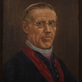 Zdjęcie nr 1: Obraz uzyskał kształt stojącego prostokąta, który został powiększony przez dodanie po bokach wstawek, umożliwiających jego oprawę w profilowaną, złoconą ramę, wiekszą niż sam portret. W centrum kompozycji ukazano na ciemnym tle w popiersiu duchownego w trzech czwartych zwróconego w lewo. Jest to starszy mężczyzna w okrągłych okularach w złoconych oprawkach, o pociągłej twarzy z wysokim czołem z widocznymi na twarzy zmarszczkami i siwiejącymi włosami zaczesanymi do tyłu odsłaniającymi prawe ucho. Ma wydatny nos i wargi. Ubrany jest w ciemnogranatową czamarę zapinaną rzędem filetowych guziczków widocznych z przodu. Spod niej widoczna jest biała koloratka w fioletowym pektorale. Na szyi widoczny jest fragment czerwonej wstęgi od dystynktorium. Pod portretem umieszczono tabliczkę z napisem "Ks(iądz) ANDRZEJ BYLICA / 1877-1878 / w Brzeszczach". 