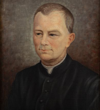 Zdjęcie nr 1: Portret uzyskał kształt stojącego prostokąta ujętego w złoconą, profilowaną ramę. Na ciemnym tle przedstawiono w popiersiu duchownego ukazanego w trzech czwartych w prawo. Jest to dojrzały mężczyzna z pociągłą twarzą z wysokim czołem z widocznymi zakolami siwiejących, krótkich włosów zaczesanych w niewielką grzywkę i odsłaniających lewe ucho. Jego twarz charakteryzują jasna karnacja, wydatny nos, wąskie usta i migdałowe ciemne oczy. Ubrany jest w czarną sutannę z białą koloratką pod szyją. Pod portretem umieszczono tabliczkę z napisem "Ks(iądz) AUGUSTYN GUNIA / 1896-1900 / w Brzeszczach". 