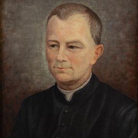 Zdjęcie nr 1: Portret uzyskał kształt stojącego prostokąta ujętego w złoconą, profilowaną ramę. Na ciemnym tle przedstawiono w popiersiu duchownego ukazanego w trzech czwartych w prawo. Jest to dojrzały mężczyzna z pociągłą twarzą z wysokim czołem z widocznymi zakolami siwiejących, krótkich włosów zaczesanych w niewielką grzywkę i odsłaniających lewe ucho. Jego twarz charakteryzują jasna karnacja, wydatny nos, wąskie usta i migdałowe ciemne oczy. Ubrany jest w czarną sutannę z białą koloratką pod szyją. Pod portretem umieszczono tabliczkę z napisem "Ks(iądz) AUGUSTYN GUNIA / 1896-1900 / w Brzeszczach". 