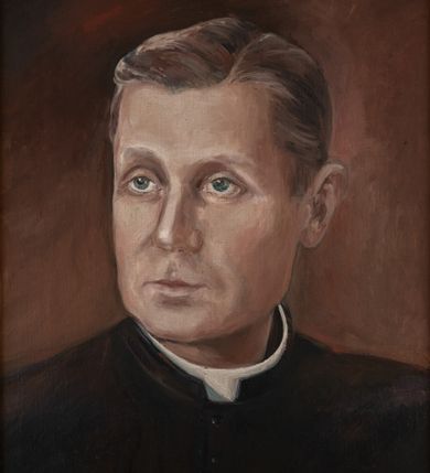 Zdjęcie nr 1: Portret uzyskał kształt stojącego prostokąta ujętego w złoconą, profilowaną ramę. Na ciemnym, brązowawym tle przedstawiono w popiersiu duchownego ujętego w trzech czwartych w prawo. Jest to dojrzały mężczyzna z pociągłą twarzą z wysokim czołem z siwiejącymi, krótkimi włosami zaczesanymi w grzywkę z przedziałkiem, odsłaniającymi lewe ucho. Jego twarz charakteryzuje jasna karnacja, wydatny nos, wąskie usta i szeroko otwarte niebieskie oczy. Ubrany jest w czarną sutannę z białą koloratką pod szyją. Pod portretem umieszczono tabliczkę z napisem "Ks(ksiądz) Prałat / LEON KREJCZA / 1961-1963 / Administrator / w Brzeszczach". 