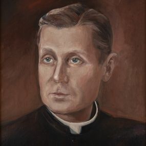 Zdjęcie nr 1: Portret uzyskał kształt stojącego prostokąta ujętego w złoconą, profilowaną ramę. Na ciemnym, brązowawym tle przedstawiono w popiersiu duchownego ujętego w trzech czwartych w prawo. Jest to dojrzały mężczyzna z pociągłą twarzą z wysokim czołem z siwiejącymi, krótkimi włosami zaczesanymi w grzywkę z przedziałkiem, odsłaniającymi lewe ucho. Jego twarz charakteryzuje jasna karnacja, wydatny nos, wąskie usta i szeroko otwarte niebieskie oczy. Ubrany jest w czarną sutannę z białą koloratką pod szyją. Pod portretem umieszczono tabliczkę z napisem "Ks(ksiądz) Prałat / LEON KREJCZA / 1961-1963 / Administrator / w Brzeszczach". 
