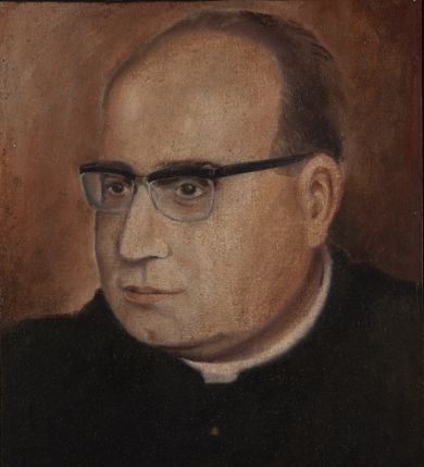 Zdjęcie nr 1: Portret uzyskał kształt stojącego prostokąta ujętego w złoconą, profilowaną ramę. Na ciemnym, brązowawym tle przedstawiono w popiersiu duchownego ukazanego w trzech czwartych w prawo. Jest to dojrzały mężczyzna w okularach o ciemnych oprawkach z owalną twarzą z wysokim łysiejącym czołem i z siwiejącymi, krótkimi włosami zaczesanymi do tyłu, odsłaniającymi lewe ucho. Jego twarz charakteryzują jasna karnacja, wydatny nos, wąskie usta i szeroko otwarte ciemne oczy. Ubrany jest w czarną sutannę z białą koloratką pod szyją. Pod portretem umieszczono tabliczkę z napisem "Ks(iądz) prałat / TADEUSZ BIEŃKOWSKI / 1963-1984 / w Brzeszczach". 