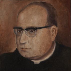 Zdjęcie nr 1: Portret uzyskał kształt stojącego prostokąta ujętego w złoconą, profilowaną ramę. Na ciemnym, brązowawym tle przedstawiono w popiersiu duchownego ukazanego w trzech czwartych w prawo. Jest to dojrzały mężczyzna w okularach o ciemnych oprawkach z owalną twarzą z wysokim łysiejącym czołem i z siwiejącymi, krótkimi włosami zaczesanymi do tyłu, odsłaniającymi lewe ucho. Jego twarz charakteryzują jasna karnacja, wydatny nos, wąskie usta i szeroko otwarte ciemne oczy. Ubrany jest w czarną sutannę z białą koloratką pod szyją. Pod portretem umieszczono tabliczkę z napisem &quot;Ks(iądz) prałat / TADEUSZ BIEŃKOWSKI / 1963-1984 / w Brzeszczach&quot;. 