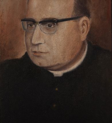 Zdjęcie nr 2: Portret uzyskał kształt stojącego prostokąta ujętego w złoconą, profilowaną ramę. Na ciemnym, brązowawym tle przedstawiono w popiersiu duchownego ukazanego w trzech czwartych w prawo. Jest to dojrzały mężczyzna w okularach o ciemnych oprawkach z owalną twarzą z wysokim łysiejącym czołem i z siwiejącymi, krótkimi włosami zaczesanymi do tyłu, odsłaniającymi lewe ucho. Jego twarz charakteryzują jasna karnacja, wydatny nos, wąskie usta i szeroko otwarte ciemne oczy. Ubrany jest w czarną sutannę z białą koloratką pod szyją. Pod portretem umieszczono tabliczkę z napisem "Ks(iądz) prałat / TADEUSZ BIEŃKOWSKI / 1963-1984 / w Brzeszczach". 