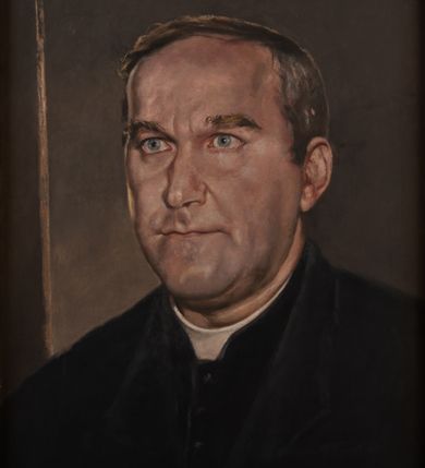 Zdjęcie nr 1: Portret uzyskał kształt stojącego prostokąta ujętego w złoconą, profilowaną ramę. Na ciemnym, brązowawym tle z zaznaczoną jasną krawędzią abstrakcyjnej przestrzeni, przedstawiono w popiersiu duchownego ukazanego w trzech czwartych w prawo. Jest to dojrzały mężczyzna z pociągłą twarzą z wysokim czołem z siwiejącymi, krótkimi włosami zaczesanymi w grzywkę z przedziałkiem, odsłaniającymi lewe ucho. Jego twarz charakteryzują jasna karnacja, wydatny nos, wąskie usta i szeroko otwarte niebieskie oczy oraz krzaczaste brwi. Ubrany jest w czarną sutannę z białą koloratką pod szyją oraz czarny płaszcz. Pod portretem umieszczono tabliczkę z napisem "Ks(siądz) kan(onik) / FRANCISZEK MOTYKA / 1984-1989 / Proboszcz / w Brzeszczach". 