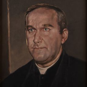 Zdjęcie nr 1: Portret uzyskał kształt stojącego prostokąta ujętego w złoconą, profilowaną ramę. Na ciemnym, brązowawym tle z zaznaczoną jasną krawędzią abstrakcyjnej przestrzeni, przedstawiono w popiersiu duchownego ukazanego w trzech czwartych w prawo. Jest to dojrzały mężczyzna z pociągłą twarzą z wysokim czołem z siwiejącymi, krótkimi włosami zaczesanymi w grzywkę z przedziałkiem, odsłaniającymi lewe ucho. Jego twarz charakteryzują jasna karnacja, wydatny nos, wąskie usta i szeroko otwarte niebieskie oczy oraz krzaczaste brwi. Ubrany jest w czarną sutannę z białą koloratką pod szyją oraz czarny płaszcz. Pod portretem umieszczono tabliczkę z napisem &quot;Ks(siądz) kan(onik) / FRANCISZEK MOTYKA / 1984-1989 / Proboszcz / w Brzeszczach&quot;. 