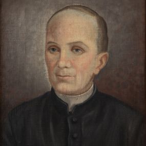 Zdjęcie nr 1: Portret uzyskał kształt stojącego prostokąta ujętego w złoconą, profilowaną ramę. Na ciemnym tle rozjaśnionym wokoło głowy przedstawiono w popiersiu duchownego ujętego w trzech czwartych w lewo. Jest to dojrzały mężczyzna z pociągłą twarzą z bardzo wysokim, łysym czołem z krótkimi włosami zaczesanymi w niewielką grzywkę i odsłaniającymi lewe ucho. Jego twarz charakteryzuje jasna karnacja, wydatny nos, wąskie usta i niebieskie oczy. Ubrany jest w czarną sutannę z białą koloratką pod szyją.  