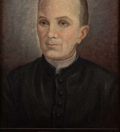 Zdjęcie nr 4: Portret uzyskał kształt stojącego prostokąta ujętego w złoconą, profilowaną ramę. Na ciemnym tle rozjaśnionym wokoło głowy przedstawiono w popiersiu duchownego ujętego w trzech czwartych w lewo. Jest to dojrzały mężczyzna z pociągłą twarzą z bardzo wysokim, łysym czołem z krótkimi włosami zaczesanymi w niewielką grzywkę i odsłaniającymi lewe ucho. Jego twarz charakteryzuje jasna karnacja, wydatny nos, wąskie usta i niebieskie oczy. Ubrany jest w czarną sutannę z białą koloratką pod szyją.  