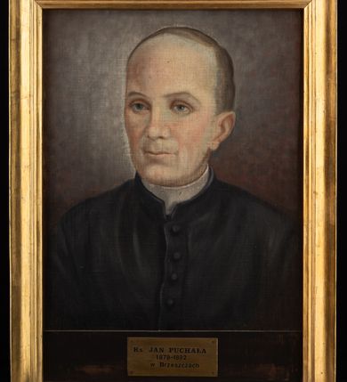 Zdjęcie nr 3: Portret uzyskał kształt stojącego prostokąta ujętego w złoconą, profilowaną ramę. Na ciemnym tle rozjaśnionym wokoło głowy przedstawiono w popiersiu duchownego ujętego w trzech czwartych w lewo. Jest to dojrzały mężczyzna z pociągłą twarzą z bardzo wysokim, łysym czołem z krótkimi włosami zaczesanymi w niewielką grzywkę i odsłaniającymi lewe ucho. Jego twarz charakteryzuje jasna karnacja, wydatny nos, wąskie usta i niebieskie oczy. Ubrany jest w czarną sutannę z białą koloratką pod szyją.  