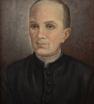 Zdjęcie nr 5: Portret uzyskał kształt stojącego prostokąta ujętego w złoconą, profilowaną ramę. Na ciemnym tle rozjaśnionym wokoło głowy przedstawiono w popiersiu duchownego ujętego w trzech czwartych w lewo. Jest to dojrzały mężczyzna z pociągłą twarzą z bardzo wysokim, łysym czołem z krótkimi włosami zaczesanymi w niewielką grzywkę i odsłaniającymi lewe ucho. Jego twarz charakteryzuje jasna karnacja, wydatny nos, wąskie usta i niebieskie oczy. Ubrany jest w czarną sutannę z białą koloratką pod szyją.  