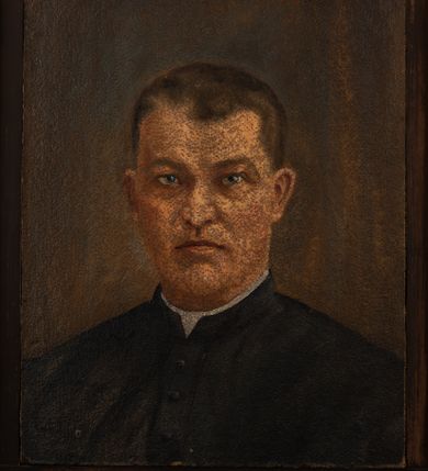 Zdjęcie nr 1: Portret uzyskał kształt stojącego prostokąta ujętego w złoconą, profilowaną ramę. Duchownego przedstawiono frontalnie w popiersiu na ciemnym tle. Jest to dojrzały mężczyzna z pociągłą twarzą z wysokim czołem z widocznymi nieznacznymi zakolami ciemnych, krótkich włosów odsłaniających oba ucha. Jego twarz charakteryzują jasna karnacja, mięsisty nos i wydatne usta  oraz niebieskie oczy o spojrzeniu skierowanym na widza. Ubrany jest w czarną sutannę z białą koloratką pod szyją. Pod portretem umieszczono tabliczkę z napisem &quot;Ks(iądz) JAN SATKE / 1900-1903 / w Brzeszczach&quot;. 
