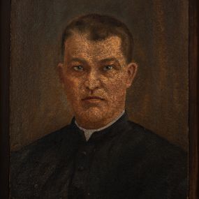 Zdjęcie nr 1: Portret uzyskał kształt stojącego prostokąta ujętego w złoconą, profilowaną ramę. Duchownego przedstawiono frontalnie w popiersiu na ciemnym tle. Jest to dojrzały mężczyzna z pociągłą twarzą z wysokim czołem z widocznymi nieznacznymi zakolami ciemnych, krótkich włosów odsłaniających oba ucha. Jego twarz charakteryzują jasna karnacja, mięsisty nos i wydatne usta  oraz niebieskie oczy o spojrzeniu skierowanym na widza. Ubrany jest w czarną sutannę z białą koloratką pod szyją. Pod portretem umieszczono tabliczkę z napisem "Ks(iądz) JAN SATKE / 1900-1903 / w Brzeszczach". 
