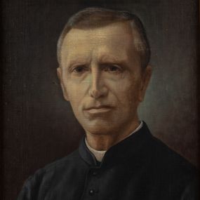 Zdjęcie nr 1: Portret uzyskał kształt stojącego prostokąta ujętego w złoconą, profilowaną ramę. Na ciemnym tle nieznacznie rozjaśnionym wokoło głowy przedstawiono w popiersiu duchownego nieznacznie ujętego w trzech czwartych w prawo. Jest to dojrzały mężczyzna z pociągłą twarzą, wysokim czołem, z krótkimi, siwiejącymi włosami zaczesanymi w grzywkę z przedziałkiem. Jego twarz charakteryzują jasna karnacja, wydatny nos, wąskie usta i niebieskie oczy. Widoczne są także uszy. Ubrany jest w czarną sutannę z białą koloratką pod szyją. Pod portretem umieszczono tabliczkę z napisem &quot;Ks(iądz) JÓZEF MACAK / 1892-1896 / w Brzeszczach&quot;. 