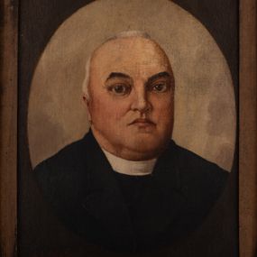 Zdjęcie nr 1: Portret uzyskał kształt stojącego prostokąta ujętego w złoconą, profilowaną ramę. W prostokąt wpisano wydłużony owal, w którym na jasnym tle przedstawiono w popiersiu duchownego nieznacznie ujętego w trzech czwartych w lewo. Jest to dojrzały mężczyzna z pociągłą twarzą, wysokim, łysym czołem, z krótkimi, siwiejącymi włosami zaczesanymi do tyłu. Jego owalną twarz charakteryzują jasna karnacja, mięsisty nos, wydatne usta oraz szeroko otwarte brązowe oczy ze spojrzeniem skierowanym w stronę widza. Fragmentarycznie widoczne jest jego prawo ucho. Ubrany jest w surdut z widoczną pod szyją białą koloratką. Pod portretem umieszczono tabliczkę z napisem "Ks(iądz) prob(oszcz) Julian Migdałek / 1904-1925 / w Brzeszczach".