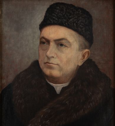 Zdjęcie nr 1: Portret uzyskał kształt stojącego prostokąta ujętego w złoconą, profilowaną ramę. Na ciemnym tle nieznacznie rozjaśnionym wokoło głowy przedstawiono w popiersiu duchownego ujętego w trzech czwartych w prawo. Jest to dojrzały mężczyzna z owalną twarzą o jasnej karnacji, wydatnym nosie, wąskich ustach i niebieskich oczach. Na głowie ma baranią czapkę, spod której widać lewe ucho i fragment siwiejących włosów. Ubrany jest w w płaszcz z futrzanym kołnierzem odsłaniający fragment czarnej sutanny z białą koloratką pod szyją. Pod portretem umieszczono tabliczkę z napisem "Ks(iądz) WOJCIECH PARCZA /  1903-1904 / w Brzeszczach".  