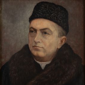 Zdjęcie nr 1: Portret uzyskał kształt stojącego prostokąta ujętego w złoconą, profilowaną ramę. Na ciemnym tle nieznacznie rozjaśnionym wokoło głowy przedstawiono w popiersiu duchownego ujętego w trzech czwartych w prawo. Jest to dojrzały mężczyzna z owalną twarzą o jasnej karnacji, wydatnym nosie, wąskich ustach i niebieskich oczach. Na głowie ma baranią czapkę, spod której widać lewe ucho i fragment siwiejących włosów. Ubrany jest w w płaszcz z futrzanym kołnierzem odsłaniający fragment czarnej sutanny z białą koloratką pod szyją. Pod portretem umieszczono tabliczkę z napisem "Ks(iądz) WOJCIECH PARCZA /  1903-1904 / w Brzeszczach".  