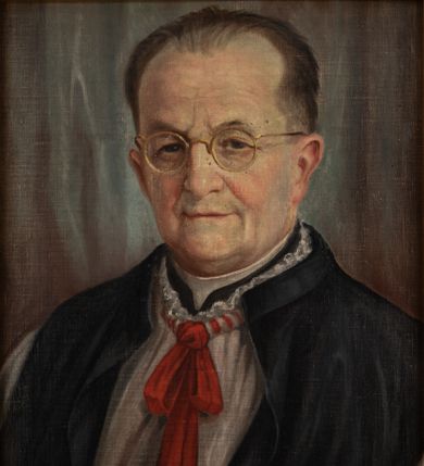 Zdjęcie nr 1: Portret uzyskał kształt stojącego prostokąta ujętego w złoconą, profilowaną ramę. Na rozjaśnionym tle przedstawiono w popiersiu duchownego nieznacznie ujętego w trzech czwartych w prawo. Jest to starszy mężczyzna w okrągłych okularach w złocistych oprawkach z pociągłą twarzą, wysokim czołem z zakolami ciemnych włosów zaczesanych do tyłu. Jego twarz charakteryzują jasna karnacja, widoczne zmarszczki, wydatny nos, wąskie usta i ciemne oczy. Widoczne są także uszy. Ubrany jest w czarny mantolet odsłaniający rokietę zawiązaną pod szyją czerwoną wstążką, spod której widać fragment sutanny z białą koloratką pod szyją. Pod portretem umocowano tabliczkę z napisem "Ks(iądz) Can(onik) / ZYGMUNT BORATYŃSKI / jubilat kapłaństwa 1906-1957 / jubilat duszpasterstwa / 1932-1957 + 1961 / w Brzeszczach". 