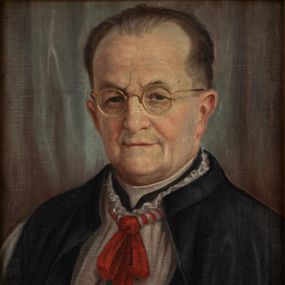 Zdjęcie nr 1: Portret uzyskał kształt stojącego prostokąta ujętego w złoconą, profilowaną ramę. Na rozjaśnionym tle przedstawiono w popiersiu duchownego nieznacznie ujętego w trzech czwartych w prawo. Jest to starszy mężczyzna w okrągłych okularach w złocistych oprawkach z pociągłą twarzą, wysokim czołem z zakolami ciemnych włosów zaczesanych do tyłu. Jego twarz charakteryzują jasna karnacja, widoczne zmarszczki, wydatny nos, wąskie usta i ciemne oczy. Widoczne są także uszy. Ubrany jest w czarny mantolet odsłaniający rokietę zawiązaną pod szyją czerwoną wstążką, spod której widać fragment sutanny z białą koloratką pod szyją. Pod portretem umocowano tabliczkę z napisem "Ks(iądz) Can(onik) / ZYGMUNT BORATYŃSKI / jubilat kapłaństwa 1906-1957 / jubilat duszpasterstwa / 1932-1957 + 1961 / w Brzeszczach". 