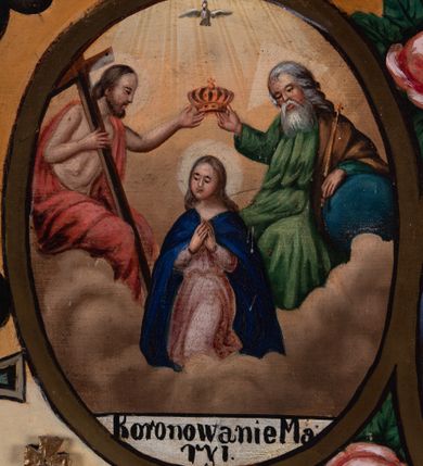 Zdjęcie nr 24: Feretron tworzy dwustronne pole obrazowe w kształcie stojącego prostokąta, zamknięte w ramę dekorowaną motywem palmetowym, ujęte z trzech stron ornamentalnym, płaskorzeźbionym obramieniem utworzonym ze stylizowanej wici roślinnej. Obramieni na górnej ramie flankuje owalny medalion z monogramem maryjnym na awersie i chrystogramem &quot;IHS&quot; na rewersie. Całość przymocowana jest do prostopadłościennego, wydłużonego i profilowanego postumentu przeprutego po bokach otworami na drążki do noszenia. Pomiędzy nimi umiejscowiono niewielki ornament roślinny. W centrum kompozycji, w obrazie z Matką Boską Pocieszenia, ukazano siedzącą frontalnie na brązowo-białych obłokach Madonnę z Dzieciątkiem. Maryja ma lekko pochyloną głowę w lewo, ujętą w trzech czwartych. Lewą ręką podtrzymuje siedzącego na jej kolanach małego Jezusa, w prawej, uniesionej i zgiętej w łokciu trzyma brązowy pasek. Madonna ma owalną twarz okoloną brązowymi włosami, wysokie czoło, wydatny, prosty nos i usta. Jej spojrzenie skierowane jest przed siebie. Ma odsłoniętą głowę z długimi, brązowymi włosami spływającymi na ramiona. Na głowie ma złotą, zamknietą koronę z krzyżykiem. Ubrana jest w suknię i płaszcz narzucony na ramiona i częściowo okrywający połą jej kolana. Głowę Marii otaczają złote promienie. Siedzące na jej kolanach Dzieciątko zostało ukazane frontalnie. Jezus w opuszczonej, lewej ręce trzyma pasek, natomiast wyciągniętą prawą błogosławi. Ma owalną twarz z wysokim czołem, rumiane policzki, wydatny nos i usta. Jego spojrzenie skierowane jest w stronę widza. Na głowie ma krótkie, jasnobrązowe włosy odsłaniające lewe ucho. Ubrany jest w luźną tunikę, spod której widać bosą stopę. Po bokach Matki Boskiej na jasnoochrowo-brązowym tle ukazano w rzędach po pięć uskrzydlonych główek anielskich. Poniżej Madonny z lewej strony obrazu klęczy św. Augustyn, a z prawej św. Monika. Oboje zostali ujęci w trzech czwartych. Augustyn w zakonnej kukuli z pastorałem w prawej ręce trzyma otrzymanym od Marii pasek w wyciągniętej lewej. Jest to starszy mężczyzna o twarzy z jasną karnacją, wydatnym nosie i ustach otoczoną krótkimi włosami z wyciętą tonsurą i podobnym zarostem. Z jego lewej strony przy kolanach leży mitra biskupia i zamknięta księga. Z kolei św. Monika ujęta została klęcząc w profilu w lewo. Ma pociągłą twarz o jasnej karnacji, z drobnym nosem i ustami. Jej głowę okrywa chusta spływająca na obfitą suknię. Na obrazie partie szat wszystkich przedstawionych osób oraz skrzydła anielskich główek i atrybuty św. Augustyna okrywają złocone i srebrzone sukienki wotywne, odsłaniające tylko partie twarzy i dłoni. Także wokół Madonny umieszczono ostro zakończone i profilowane złocone promienie. Na rewersie w polu obrazowym feretronu ukazano Matkę Boską Różańcową w otoczeniu tajemnic różańcowych. W centrum kompozycji na jasnym tle przedstawiono stojącą Madonnę z Dzieciątkiem, która depcze węża. Ujęta frontalnie w kontrapoście Maria obiema rękami podtrzymuje na prawym ramieniu Dzieciątko. Ma owalną twarz o jasnej karnacji, prostym nosie i wąskich ustach, o spojrzeniu skierowanym na widza. Ubrana jest w maforion odsłaniający spodnią suknię. Matka Boska stoi na półksiężycu depcząc węża trzymającego w paszczy jabłko. Trzymane przez nią Dzieciątko ujęto w trzech czwartych w prawo. Prawą ręką zdaje się błogosławić lewą wyciąga w stronę twarzy matki. Jezus ma pucułowatą twarz o jasnej karnacji i rumianych policzkach z drobnym nosem i ustami. Jego głowę otaczają krótkie, brązowe włosy odsłaniające lewe ucho. Mały Jezus ubrany jest w tunikę przepasaną w pasie. Szaty Marii i Dzieciątka przykrywa wotywna, złocona sukienka powtarzająca zapewne układ malowanych draperii. Ponad głową Madonny dwóch aniołów unosi zamkniętą koronę, trzymając w dłoniach lilie. Także ich szaty oraz korona pokryte są złoconymi sukienkami wotywnymi. Wokół Matki Boskiej rozmieszczono owalne medaliony malowane w piętnaście tajemnic Różańca świętego z podpisami każdego przedstawienia. Ich narracja rozpoczyna się nad głową Madonny. Każda ze scen oparta jest o kilkuosobową kompozycję. Idąc w lewo namalowano: Zwiastowanie Marii, Nawiedzenie św. Elżbiety, Boże Narodzenie, Ofiarowanie w świątyni, Znalezienie w świątyni, Modlitwa w Ogrójcu, Biczowanie, Cierniem ukoronowanie, Niesienie krzyża, Ukrzyżowanie, Zmartwychwstanie, Wniebowstąpienie, Zesłanie Ducha Świętego, Wniebowzięcie Marii, Ukoronowanie Marii w niebie. Pomiędzy medalionami namalowano czerwone róże, a wszystkie medaliony obramienia ciemny różaniec, zakończony krzyżykiem widocznym na osi kompozycji. 