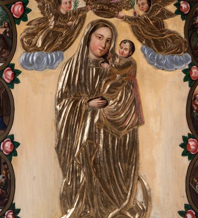 Zdjęcie nr 23: Feretron tworzy dwustronne pole obrazowe w kształcie stojącego prostokąta, zamknięte w ramę dekorowaną motywem palmetowym, ujęte z trzech stron ornamentalnym, płaskorzeźbionym obramieniem utworzonym ze stylizowanej wici roślinnej. Obramieni na górnej ramie flankuje owalny medalion z monogramem maryjnym na awersie i chrystogramem &quot;IHS&quot; na rewersie. Całość przymocowana jest do prostopadłościennego, wydłużonego i profilowanego postumentu przeprutego po bokach otworami na drążki do noszenia. Pomiędzy nimi umiejscowiono niewielki ornament roślinny. W centrum kompozycji, w obrazie z Matką Boską Pocieszenia, ukazano siedzącą frontalnie na brązowo-białych obłokach Madonnę z Dzieciątkiem. Maryja ma lekko pochyloną głowę w lewo, ujętą w trzech czwartych. Lewą ręką podtrzymuje siedzącego na jej kolanach małego Jezusa, w prawej, uniesionej i zgiętej w łokciu trzyma brązowy pasek. Madonna ma owalną twarz okoloną brązowymi włosami, wysokie czoło, wydatny, prosty nos i usta. Jej spojrzenie skierowane jest przed siebie. Ma odsłoniętą głowę z długimi, brązowymi włosami spływającymi na ramiona. Na głowie ma złotą, zamknietą koronę z krzyżykiem. Ubrana jest w suknię i płaszcz narzucony na ramiona i częściowo okrywający połą jej kolana. Głowę Marii otaczają złote promienie. Siedzące na jej kolanach Dzieciątko zostało ukazane frontalnie. Jezus w opuszczonej, lewej ręce trzyma pasek, natomiast wyciągniętą prawą błogosławi. Ma owalną twarz z wysokim czołem, rumiane policzki, wydatny nos i usta. Jego spojrzenie skierowane jest w stronę widza. Na głowie ma krótkie, jasnobrązowe włosy odsłaniające lewe ucho. Ubrany jest w luźną tunikę, spod której widać bosą stopę. Po bokach Matki Boskiej na jasnoochrowo-brązowym tle ukazano w rzędach po pięć uskrzydlonych główek anielskich. Poniżej Madonny z lewej strony obrazu klęczy św. Augustyn, a z prawej św. Monika. Oboje zostali ujęci w trzech czwartych. Augustyn w zakonnej kukuli z pastorałem w prawej ręce trzyma otrzymanym od Marii pasek w wyciągniętej lewej. Jest to starszy mężczyzna o twarzy z jasną karnacją, wydatnym nosie i ustach otoczoną krótkimi włosami z wyciętą tonsurą i podobnym zarostem. Z jego lewej strony przy kolanach leży mitra biskupia i zamknięta księga. Z kolei św. Monika ujęta została klęcząc w profilu w lewo. Ma pociągłą twarz o jasnej karnacji, z drobnym nosem i ustami. Jej głowę okrywa chusta spływająca na obfitą suknię. Na obrazie partie szat wszystkich przedstawionych osób oraz skrzydła anielskich główek i atrybuty św. Augustyna okrywają złocone i srebrzone sukienki wotywne, odsłaniające tylko partie twarzy i dłoni. Także wokół Madonny umieszczono ostro zakończone i profilowane złocone promienie. Na rewersie w polu obrazowym feretronu ukazano Matkę Boską Różańcową w otoczeniu tajemnic różańcowych. W centrum kompozycji na jasnym tle przedstawiono stojącą Madonnę z Dzieciątkiem, która depcze węża. Ujęta frontalnie w kontrapoście Maria obiema rękami podtrzymuje na prawym ramieniu Dzieciątko. Ma owalną twarz o jasnej karnacji, prostym nosie i wąskich ustach, o spojrzeniu skierowanym na widza. Ubrana jest w maforion odsłaniający spodnią suknię. Matka Boska stoi na półksiężycu depcząc węża trzymającego w paszczy jabłko. Trzymane przez nią Dzieciątko ujęto w trzech czwartych w prawo. Prawą ręką zdaje się błogosławić lewą wyciąga w stronę twarzy matki. Jezus ma pucułowatą twarz o jasnej karnacji i rumianych policzkach z drobnym nosem i ustami. Jego głowę otaczają krótkie, brązowe włosy odsłaniające lewe ucho. Mały Jezus ubrany jest w tunikę przepasaną w pasie. Szaty Marii i Dzieciątka przykrywa wotywna, złocona sukienka powtarzająca zapewne układ malowanych draperii. Ponad głową Madonny dwóch aniołów unosi zamkniętą koronę, trzymając w dłoniach lilie. Także ich szaty oraz korona pokryte są złoconymi sukienkami wotywnymi. Wokół Matki Boskiej rozmieszczono owalne medaliony malowane w piętnaście tajemnic Różańca świętego z podpisami każdego przedstawienia. Ich narracja rozpoczyna się nad głową Madonny. Każda ze scen oparta jest o kilkuosobową kompozycję. Idąc w lewo namalowano: Zwiastowanie Marii, Nawiedzenie św. Elżbiety, Boże Narodzenie, Ofiarowanie w świątyni, Znalezienie w świątyni, Modlitwa w Ogrójcu, Biczowanie, Cierniem ukoronowanie, Niesienie krzyża, Ukrzyżowanie, Zmartwychwstanie, Wniebowstąpienie, Zesłanie Ducha Świętego, Wniebowzięcie Marii, Ukoronowanie Marii w niebie. Pomiędzy medalionami namalowano czerwone róże, a wszystkie medaliony obramienia ciemny różaniec, zakończony krzyżykiem widocznym na osi kompozycji. 