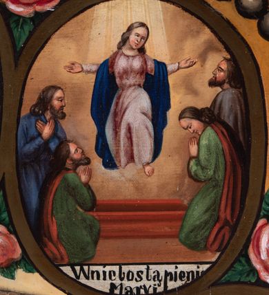 Zdjęcie nr 4: Feretron tworzy dwustronne pole obrazowe w kształcie stojącego prostokąta, zamknięte w ramę dekorowaną motywem palmetowym, ujęte z trzech stron ornamentalnym, płaskorzeźbionym obramieniem utworzonym ze stylizowanej wici roślinnej. Obramieni na górnej ramie flankuje owalny medalion z monogramem maryjnym na awersie i chrystogramem "IHS" na rewersie. Całość przymocowana jest do prostopadłościennego, wydłużonego i profilowanego postumentu przeprutego po bokach otworami na drążki do noszenia. Pomiędzy nimi umiejscowiono niewielki ornament roślinny. W centrum kompozycji, w obrazie z Matką Boską Pocieszenia, ukazano siedzącą frontalnie na brązowo-białych obłokach Madonnę z Dzieciątkiem. Maryja ma lekko pochyloną głowę w lewo, ujętą w trzech czwartych. Lewą ręką podtrzymuje siedzącego na jej kolanach małego Jezusa, w prawej, uniesionej i zgiętej w łokciu trzyma brązowy pasek. Madonna ma owalną twarz okoloną brązowymi włosami, wysokie czoło, wydatny, prosty nos i usta. Jej spojrzenie skierowane jest przed siebie. Ma odsłoniętą głowę z długimi, brązowymi włosami spływającymi na ramiona. Na głowie ma złotą, zamknietą koronę z krzyżykiem. Ubrana jest w suknię i płaszcz narzucony na ramiona i częściowo okrywający połą jej kolana. Głowę Marii otaczają złote promienie. Siedzące na jej kolanach Dzieciątko zostało ukazane frontalnie. Jezus w opuszczonej, lewej ręce trzyma pasek, natomiast wyciągniętą prawą błogosławi. Ma owalną twarz z wysokim czołem, rumiane policzki, wydatny nos i usta. Jego spojrzenie skierowane jest w stronę widza. Na głowie ma krótkie, jasnobrązowe włosy odsłaniające lewe ucho. Ubrany jest w luźną tunikę, spod której widać bosą stopę. Po bokach Matki Boskiej na jasnoochrowo-brązowym tle ukazano w rzędach po pięć uskrzydlonych główek anielskich. Poniżej Madonny z lewej strony obrazu klęczy św. Augustyn, a z prawej św. Monika. Oboje zostali ujęci w trzech czwartych. Augustyn w zakonnej kukuli z pastorałem w prawej ręce trzyma otrzymanym od Marii pasek w wyciągniętej lewej. Jest to starszy mężczyzna o twarzy z jasną karnacją, wydatnym nosie i ustach otoczoną krótkimi włosami z wyciętą tonsurą i podobnym zarostem. Z jego lewej strony przy kolanach leży mitra biskupia i zamknięta księga. Z kolei św. Monika ujęta została klęcząc w profilu w lewo. Ma pociągłą twarz o jasnej karnacji, z drobnym nosem i ustami. Jej głowę okrywa chusta spływająca na obfitą suknię. Na obrazie partie szat wszystkich przedstawionych osób oraz skrzydła anielskich główek i atrybuty św. Augustyna okrywają złocone i srebrzone sukienki wotywne, odsłaniające tylko partie twarzy i dłoni. Także wokół Madonny umieszczono ostro zakończone i profilowane złocone promienie. Na rewersie w polu obrazowym feretronu ukazano Matkę Boską Różańcową w otoczeniu tajemnic różańcowych. W centrum kompozycji na jasnym tle przedstawiono stojącą Madonnę z Dzieciątkiem, która depcze węża. Ujęta frontalnie w kontrapoście Maria obiema rękami podtrzymuje na prawym ramieniu Dzieciątko. Ma owalną twarz o jasnej karnacji, prostym nosie i wąskich ustach, o spojrzeniu skierowanym na widza. Ubrana jest w maforion odsłaniający spodnią suknię. Matka Boska stoi na półksiężycu depcząc węża trzymającego w paszczy jabłko. Trzymane przez nią Dzieciątko ujęto w trzech czwartych w prawo. Prawą ręką zdaje się błogosławić lewą wyciąga w stronę twarzy matki. Jezus ma pucułowatą twarz o jasnej karnacji i rumianych policzkach z drobnym nosem i ustami. Jego głowę otaczają krótkie, brązowe włosy odsłaniające lewe ucho. Mały Jezus ubrany jest w tunikę przepasaną w pasie. Szaty Marii i Dzieciątka przykrywa wotywna, złocona sukienka powtarzająca zapewne układ malowanych draperii. Ponad głową Madonny dwóch aniołów unosi zamkniętą koronę, trzymając w dłoniach lilie. Także ich szaty oraz korona pokryte są złoconymi sukienkami wotywnymi. Wokół Matki Boskiej rozmieszczono owalne medaliony malowane w piętnaście tajemnic Różańca świętego z podpisami każdego przedstawienia. Ich narracja rozpoczyna się nad głową Madonny. Każda ze scen oparta jest o kilkuosobową kompozycję. Idąc w lewo namalowano: Zwiastowanie Marii, Nawiedzenie św. Elżbiety, Boże Narodzenie, Ofiarowanie w świątyni, Znalezienie w świątyni, Modlitwa w Ogrójcu, Biczowanie, Cierniem ukoronowanie, Niesienie krzyża, Ukrzyżowanie, Zmartwychwstanie, Wniebowstąpienie, Zesłanie Ducha Świętego, Wniebowzięcie Marii, Ukoronowanie Marii w niebie. Pomiędzy medalionami namalowano czerwone róże, a wszystkie medaliony obramienia ciemny różaniec, zakończony krzyżykiem widocznym na osi kompozycji. 