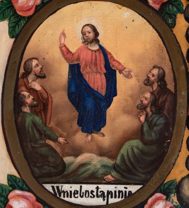 Zdjęcie nr 3: Feretron tworzy dwustronne pole obrazowe w kształcie stojącego prostokąta, zamknięte w ramę dekorowaną motywem palmetowym, ujęte z trzech stron ornamentalnym, płaskorzeźbionym obramieniem utworzonym ze stylizowanej wici roślinnej. Obramieni na górnej ramie flankuje owalny medalion z monogramem maryjnym na awersie i chrystogramem "IHS" na rewersie. Całość przymocowana jest do prostopadłościennego, wydłużonego i profilowanego postumentu przeprutego po bokach otworami na drążki do noszenia. Pomiędzy nimi umiejscowiono niewielki ornament roślinny. W centrum kompozycji, w obrazie z Matką Boską Pocieszenia, ukazano siedzącą frontalnie na brązowo-białych obłokach Madonnę z Dzieciątkiem. Maryja ma lekko pochyloną głowę w lewo, ujętą w trzech czwartych. Lewą ręką podtrzymuje siedzącego na jej kolanach małego Jezusa, w prawej, uniesionej i zgiętej w łokciu trzyma brązowy pasek. Madonna ma owalną twarz okoloną brązowymi włosami, wysokie czoło, wydatny, prosty nos i usta. Jej spojrzenie skierowane jest przed siebie. Ma odsłoniętą głowę z długimi, brązowymi włosami spływającymi na ramiona. Na głowie ma złotą, zamknietą koronę z krzyżykiem. Ubrana jest w suknię i płaszcz narzucony na ramiona i częściowo okrywający połą jej kolana. Głowę Marii otaczają złote promienie. Siedzące na jej kolanach Dzieciątko zostało ukazane frontalnie. Jezus w opuszczonej, lewej ręce trzyma pasek, natomiast wyciągniętą prawą błogosławi. Ma owalną twarz z wysokim czołem, rumiane policzki, wydatny nos i usta. Jego spojrzenie skierowane jest w stronę widza. Na głowie ma krótkie, jasnobrązowe włosy odsłaniające lewe ucho. Ubrany jest w luźną tunikę, spod której widać bosą stopę. Po bokach Matki Boskiej na jasnoochrowo-brązowym tle ukazano w rzędach po pięć uskrzydlonych główek anielskich. Poniżej Madonny z lewej strony obrazu klęczy św. Augustyn, a z prawej św. Monika. Oboje zostali ujęci w trzech czwartych. Augustyn w zakonnej kukuli z pastorałem w prawej ręce trzyma otrzymanym od Marii pasek w wyciągniętej lewej. Jest to starszy mężczyzna o twarzy z jasną karnacją, wydatnym nosie i ustach otoczoną krótkimi włosami z wyciętą tonsurą i podobnym zarostem. Z jego lewej strony przy kolanach leży mitra biskupia i zamknięta księga. Z kolei św. Monika ujęta została klęcząc w profilu w lewo. Ma pociągłą twarz o jasnej karnacji, z drobnym nosem i ustami. Jej głowę okrywa chusta spływająca na obfitą suknię. Na obrazie partie szat wszystkich przedstawionych osób oraz skrzydła anielskich główek i atrybuty św. Augustyna okrywają złocone i srebrzone sukienki wotywne, odsłaniające tylko partie twarzy i dłoni. Także wokół Madonny umieszczono ostro zakończone i profilowane złocone promienie. Na rewersie w polu obrazowym feretronu ukazano Matkę Boską Różańcową w otoczeniu tajemnic różańcowych. W centrum kompozycji na jasnym tle przedstawiono stojącą Madonnę z Dzieciątkiem, która depcze węża. Ujęta frontalnie w kontrapoście Maria obiema rękami podtrzymuje na prawym ramieniu Dzieciątko. Ma owalną twarz o jasnej karnacji, prostym nosie i wąskich ustach, o spojrzeniu skierowanym na widza. Ubrana jest w maforion odsłaniający spodnią suknię. Matka Boska stoi na półksiężycu depcząc węża trzymającego w paszczy jabłko. Trzymane przez nią Dzieciątko ujęto w trzech czwartych w prawo. Prawą ręką zdaje się błogosławić lewą wyciąga w stronę twarzy matki. Jezus ma pucułowatą twarz o jasnej karnacji i rumianych policzkach z drobnym nosem i ustami. Jego głowę otaczają krótkie, brązowe włosy odsłaniające lewe ucho. Mały Jezus ubrany jest w tunikę przepasaną w pasie. Szaty Marii i Dzieciątka przykrywa wotywna, złocona sukienka powtarzająca zapewne układ malowanych draperii. Ponad głową Madonny dwóch aniołów unosi zamkniętą koronę, trzymając w dłoniach lilie. Także ich szaty oraz korona pokryte są złoconymi sukienkami wotywnymi. Wokół Matki Boskiej rozmieszczono owalne medaliony malowane w piętnaście tajemnic Różańca świętego z podpisami każdego przedstawienia. Ich narracja rozpoczyna się nad głową Madonny. Każda ze scen oparta jest o kilkuosobową kompozycję. Idąc w lewo namalowano: Zwiastowanie Marii, Nawiedzenie św. Elżbiety, Boże Narodzenie, Ofiarowanie w świątyni, Znalezienie w świątyni, Modlitwa w Ogrójcu, Biczowanie, Cierniem ukoronowanie, Niesienie krzyża, Ukrzyżowanie, Zmartwychwstanie, Wniebowstąpienie, Zesłanie Ducha Świętego, Wniebowzięcie Marii, Ukoronowanie Marii w niebie. Pomiędzy medalionami namalowano czerwone róże, a wszystkie medaliony obramienia ciemny różaniec, zakończony krzyżykiem widocznym na osi kompozycji. 