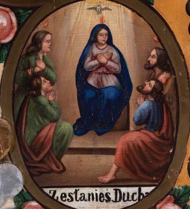 Zdjęcie nr 5: Feretron tworzy dwustronne pole obrazowe w kształcie stojącego prostokąta, zamknięte w ramę dekorowaną motywem palmetowym, ujęte z trzech stron ornamentalnym, płaskorzeźbionym obramieniem utworzonym ze stylizowanej wici roślinnej. Obramieni na górnej ramie flankuje owalny medalion z monogramem maryjnym na awersie i chrystogramem &quot;IHS&quot; na rewersie. Całość przymocowana jest do prostopadłościennego, wydłużonego i profilowanego postumentu przeprutego po bokach otworami na drążki do noszenia. Pomiędzy nimi umiejscowiono niewielki ornament roślinny. W centrum kompozycji, w obrazie z Matką Boską Pocieszenia, ukazano siedzącą frontalnie na brązowo-białych obłokach Madonnę z Dzieciątkiem. Maryja ma lekko pochyloną głowę w lewo, ujętą w trzech czwartych. Lewą ręką podtrzymuje siedzącego na jej kolanach małego Jezusa, w prawej, uniesionej i zgiętej w łokciu trzyma brązowy pasek. Madonna ma owalną twarz okoloną brązowymi włosami, wysokie czoło, wydatny, prosty nos i usta. Jej spojrzenie skierowane jest przed siebie. Ma odsłoniętą głowę z długimi, brązowymi włosami spływającymi na ramiona. Na głowie ma złotą, zamknietą koronę z krzyżykiem. Ubrana jest w suknię i płaszcz narzucony na ramiona i częściowo okrywający połą jej kolana. Głowę Marii otaczają złote promienie. Siedzące na jej kolanach Dzieciątko zostało ukazane frontalnie. Jezus w opuszczonej, lewej ręce trzyma pasek, natomiast wyciągniętą prawą błogosławi. Ma owalną twarz z wysokim czołem, rumiane policzki, wydatny nos i usta. Jego spojrzenie skierowane jest w stronę widza. Na głowie ma krótkie, jasnobrązowe włosy odsłaniające lewe ucho. Ubrany jest w luźną tunikę, spod której widać bosą stopę. Po bokach Matki Boskiej na jasnoochrowo-brązowym tle ukazano w rzędach po pięć uskrzydlonych główek anielskich. Poniżej Madonny z lewej strony obrazu klęczy św. Augustyn, a z prawej św. Monika. Oboje zostali ujęci w trzech czwartych. Augustyn w zakonnej kukuli z pastorałem w prawej ręce trzyma otrzymanym od Marii pasek w wyciągniętej lewej. Jest to starszy mężczyzna o twarzy z jasną karnacją, wydatnym nosie i ustach otoczoną krótkimi włosami z wyciętą tonsurą i podobnym zarostem. Z jego lewej strony przy kolanach leży mitra biskupia i zamknięta księga. Z kolei św. Monika ujęta została klęcząc w profilu w lewo. Ma pociągłą twarz o jasnej karnacji, z drobnym nosem i ustami. Jej głowę okrywa chusta spływająca na obfitą suknię. Na obrazie partie szat wszystkich przedstawionych osób oraz skrzydła anielskich główek i atrybuty św. Augustyna okrywają złocone i srebrzone sukienki wotywne, odsłaniające tylko partie twarzy i dłoni. Także wokół Madonny umieszczono ostro zakończone i profilowane złocone promienie. Na rewersie w polu obrazowym feretronu ukazano Matkę Boską Różańcową w otoczeniu tajemnic różańcowych. W centrum kompozycji na jasnym tle przedstawiono stojącą Madonnę z Dzieciątkiem, która depcze węża. Ujęta frontalnie w kontrapoście Maria obiema rękami podtrzymuje na prawym ramieniu Dzieciątko. Ma owalną twarz o jasnej karnacji, prostym nosie i wąskich ustach, o spojrzeniu skierowanym na widza. Ubrana jest w maforion odsłaniający spodnią suknię. Matka Boska stoi na półksiężycu depcząc węża trzymającego w paszczy jabłko. Trzymane przez nią Dzieciątko ujęto w trzech czwartych w prawo. Prawą ręką zdaje się błogosławić lewą wyciąga w stronę twarzy matki. Jezus ma pucułowatą twarz o jasnej karnacji i rumianych policzkach z drobnym nosem i ustami. Jego głowę otaczają krótkie, brązowe włosy odsłaniające lewe ucho. Mały Jezus ubrany jest w tunikę przepasaną w pasie. Szaty Marii i Dzieciątka przykrywa wotywna, złocona sukienka powtarzająca zapewne układ malowanych draperii. Ponad głową Madonny dwóch aniołów unosi zamkniętą koronę, trzymając w dłoniach lilie. Także ich szaty oraz korona pokryte są złoconymi sukienkami wotywnymi. Wokół Matki Boskiej rozmieszczono owalne medaliony malowane w piętnaście tajemnic Różańca świętego z podpisami każdego przedstawienia. Ich narracja rozpoczyna się nad głową Madonny. Każda ze scen oparta jest o kilkuosobową kompozycję. Idąc w lewo namalowano: Zwiastowanie Marii, Nawiedzenie św. Elżbiety, Boże Narodzenie, Ofiarowanie w świątyni, Znalezienie w świątyni, Modlitwa w Ogrójcu, Biczowanie, Cierniem ukoronowanie, Niesienie krzyża, Ukrzyżowanie, Zmartwychwstanie, Wniebowstąpienie, Zesłanie Ducha Świętego, Wniebowzięcie Marii, Ukoronowanie Marii w niebie. Pomiędzy medalionami namalowano czerwone róże, a wszystkie medaliony obramienia ciemny różaniec, zakończony krzyżykiem widocznym na osi kompozycji. 