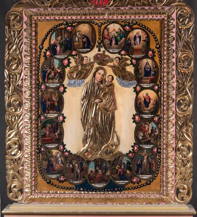 Zdjęcie nr 22: Feretron tworzy dwustronne pole obrazowe w kształcie stojącego prostokąta, zamknięte w ramę dekorowaną motywem palmetowym, ujęte z trzech stron ornamentalnym, płaskorzeźbionym obramieniem utworzonym ze stylizowanej wici roślinnej. Obramieni na górnej ramie flankuje owalny medalion z monogramem maryjnym na awersie i chrystogramem "IHS" na rewersie. Całość przymocowana jest do prostopadłościennego, wydłużonego i profilowanego postumentu przeprutego po bokach otworami na drążki do noszenia. Pomiędzy nimi umiejscowiono niewielki ornament roślinny. W centrum kompozycji, w obrazie z Matką Boską Pocieszenia, ukazano siedzącą frontalnie na brązowo-białych obłokach Madonnę z Dzieciątkiem. Maryja ma lekko pochyloną głowę w lewo, ujętą w trzech czwartych. Lewą ręką podtrzymuje siedzącego na jej kolanach małego Jezusa, w prawej, uniesionej i zgiętej w łokciu trzyma brązowy pasek. Madonna ma owalną twarz okoloną brązowymi włosami, wysokie czoło, wydatny, prosty nos i usta. Jej spojrzenie skierowane jest przed siebie. Ma odsłoniętą głowę z długimi, brązowymi włosami spływającymi na ramiona. Na głowie ma złotą, zamknietą koronę z krzyżykiem. Ubrana jest w suknię i płaszcz narzucony na ramiona i częściowo okrywający połą jej kolana. Głowę Marii otaczają złote promienie. Siedzące na jej kolanach Dzieciątko zostało ukazane frontalnie. Jezus w opuszczonej, lewej ręce trzyma pasek, natomiast wyciągniętą prawą błogosławi. Ma owalną twarz z wysokim czołem, rumiane policzki, wydatny nos i usta. Jego spojrzenie skierowane jest w stronę widza. Na głowie ma krótkie, jasnobrązowe włosy odsłaniające lewe ucho. Ubrany jest w luźną tunikę, spod której widać bosą stopę. Po bokach Matki Boskiej na jasnoochrowo-brązowym tle ukazano w rzędach po pięć uskrzydlonych główek anielskich. Poniżej Madonny z lewej strony obrazu klęczy św. Augustyn, a z prawej św. Monika. Oboje zostali ujęci w trzech czwartych. Augustyn w zakonnej kukuli z pastorałem w prawej ręce trzyma otrzymanym od Marii pasek w wyciągniętej lewej. Jest to starszy mężczyzna o twarzy z jasną karnacją, wydatnym nosie i ustach otoczoną krótkimi włosami z wyciętą tonsurą i podobnym zarostem. Z jego lewej strony przy kolanach leży mitra biskupia i zamknięta księga. Z kolei św. Monika ujęta została klęcząc w profilu w lewo. Ma pociągłą twarz o jasnej karnacji, z drobnym nosem i ustami. Jej głowę okrywa chusta spływająca na obfitą suknię. Na obrazie partie szat wszystkich przedstawionych osób oraz skrzydła anielskich główek i atrybuty św. Augustyna okrywają złocone i srebrzone sukienki wotywne, odsłaniające tylko partie twarzy i dłoni. Także wokół Madonny umieszczono ostro zakończone i profilowane złocone promienie. Na rewersie w polu obrazowym feretronu ukazano Matkę Boską Różańcową w otoczeniu tajemnic różańcowych. W centrum kompozycji na jasnym tle przedstawiono stojącą Madonnę z Dzieciątkiem, która depcze węża. Ujęta frontalnie w kontrapoście Maria obiema rękami podtrzymuje na prawym ramieniu Dzieciątko. Ma owalną twarz o jasnej karnacji, prostym nosie i wąskich ustach, o spojrzeniu skierowanym na widza. Ubrana jest w maforion odsłaniający spodnią suknię. Matka Boska stoi na półksiężycu depcząc węża trzymającego w paszczy jabłko. Trzymane przez nią Dzieciątko ujęto w trzech czwartych w prawo. Prawą ręką zdaje się błogosławić lewą wyciąga w stronę twarzy matki. Jezus ma pucułowatą twarz o jasnej karnacji i rumianych policzkach z drobnym nosem i ustami. Jego głowę otaczają krótkie, brązowe włosy odsłaniające lewe ucho. Mały Jezus ubrany jest w tunikę przepasaną w pasie. Szaty Marii i Dzieciątka przykrywa wotywna, złocona sukienka powtarzająca zapewne układ malowanych draperii. Ponad głową Madonny dwóch aniołów unosi zamkniętą koronę, trzymając w dłoniach lilie. Także ich szaty oraz korona pokryte są złoconymi sukienkami wotywnymi. Wokół Matki Boskiej rozmieszczono owalne medaliony malowane w piętnaście tajemnic Różańca świętego z podpisami każdego przedstawienia. Ich narracja rozpoczyna się nad głową Madonny. Każda ze scen oparta jest o kilkuosobową kompozycję. Idąc w lewo namalowano: Zwiastowanie Marii, Nawiedzenie św. Elżbiety, Boże Narodzenie, Ofiarowanie w świątyni, Znalezienie w świątyni, Modlitwa w Ogrójcu, Biczowanie, Cierniem ukoronowanie, Niesienie krzyża, Ukrzyżowanie, Zmartwychwstanie, Wniebowstąpienie, Zesłanie Ducha Świętego, Wniebowzięcie Marii, Ukoronowanie Marii w niebie. Pomiędzy medalionami namalowano czerwone róże, a wszystkie medaliony obramienia ciemny różaniec, zakończony krzyżykiem widocznym na osi kompozycji. 