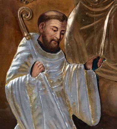 Zdjęcie nr 19: Feretron tworzy dwustronne pole obrazowe w kształcie stojącego prostokąta, zamknięte w ramę dekorowaną motywem palmetowym, ujęte z trzech stron ornamentalnym, płaskorzeźbionym obramieniem utworzonym ze stylizowanej wici roślinnej. Obramieni na górnej ramie flankuje owalny medalion z monogramem maryjnym na awersie i chrystogramem &quot;IHS&quot; na rewersie. Całość przymocowana jest do prostopadłościennego, wydłużonego i profilowanego postumentu przeprutego po bokach otworami na drążki do noszenia. Pomiędzy nimi umiejscowiono niewielki ornament roślinny. W centrum kompozycji, w obrazie z Matką Boską Pocieszenia, ukazano siedzącą frontalnie na brązowo-białych obłokach Madonnę z Dzieciątkiem. Maryja ma lekko pochyloną głowę w lewo, ujętą w trzech czwartych. Lewą ręką podtrzymuje siedzącego na jej kolanach małego Jezusa, w prawej, uniesionej i zgiętej w łokciu trzyma brązowy pasek. Madonna ma owalną twarz okoloną brązowymi włosami, wysokie czoło, wydatny, prosty nos i usta. Jej spojrzenie skierowane jest przed siebie. Ma odsłoniętą głowę z długimi, brązowymi włosami spływającymi na ramiona. Na głowie ma złotą, zamknietą koronę z krzyżykiem. Ubrana jest w suknię i płaszcz narzucony na ramiona i częściowo okrywający połą jej kolana. Głowę Marii otaczają złote promienie. Siedzące na jej kolanach Dzieciątko zostało ukazane frontalnie. Jezus w opuszczonej, lewej ręce trzyma pasek, natomiast wyciągniętą prawą błogosławi. Ma owalną twarz z wysokim czołem, rumiane policzki, wydatny nos i usta. Jego spojrzenie skierowane jest w stronę widza. Na głowie ma krótkie, jasnobrązowe włosy odsłaniające lewe ucho. Ubrany jest w luźną tunikę, spod której widać bosą stopę. Po bokach Matki Boskiej na jasnoochrowo-brązowym tle ukazano w rzędach po pięć uskrzydlonych główek anielskich. Poniżej Madonny z lewej strony obrazu klęczy św. Augustyn, a z prawej św. Monika. Oboje zostali ujęci w trzech czwartych. Augustyn w zakonnej kukuli z pastorałem w prawej ręce trzyma otrzymanym od Marii pasek w wyciągniętej lewej. Jest to starszy mężczyzna o twarzy z jasną karnacją, wydatnym nosie i ustach otoczoną krótkimi włosami z wyciętą tonsurą i podobnym zarostem. Z jego lewej strony przy kolanach leży mitra biskupia i zamknięta księga. Z kolei św. Monika ujęta została klęcząc w profilu w lewo. Ma pociągłą twarz o jasnej karnacji, z drobnym nosem i ustami. Jej głowę okrywa chusta spływająca na obfitą suknię. Na obrazie partie szat wszystkich przedstawionych osób oraz skrzydła anielskich główek i atrybuty św. Augustyna okrywają złocone i srebrzone sukienki wotywne, odsłaniające tylko partie twarzy i dłoni. Także wokół Madonny umieszczono ostro zakończone i profilowane złocone promienie. Na rewersie w polu obrazowym feretronu ukazano Matkę Boską Różańcową w otoczeniu tajemnic różańcowych. W centrum kompozycji na jasnym tle przedstawiono stojącą Madonnę z Dzieciątkiem, która depcze węża. Ujęta frontalnie w kontrapoście Maria obiema rękami podtrzymuje na prawym ramieniu Dzieciątko. Ma owalną twarz o jasnej karnacji, prostym nosie i wąskich ustach, o spojrzeniu skierowanym na widza. Ubrana jest w maforion odsłaniający spodnią suknię. Matka Boska stoi na półksiężycu depcząc węża trzymającego w paszczy jabłko. Trzymane przez nią Dzieciątko ujęto w trzech czwartych w prawo. Prawą ręką zdaje się błogosławić lewą wyciąga w stronę twarzy matki. Jezus ma pucułowatą twarz o jasnej karnacji i rumianych policzkach z drobnym nosem i ustami. Jego głowę otaczają krótkie, brązowe włosy odsłaniające lewe ucho. Mały Jezus ubrany jest w tunikę przepasaną w pasie. Szaty Marii i Dzieciątka przykrywa wotywna, złocona sukienka powtarzająca zapewne układ malowanych draperii. Ponad głową Madonny dwóch aniołów unosi zamkniętą koronę, trzymając w dłoniach lilie. Także ich szaty oraz korona pokryte są złoconymi sukienkami wotywnymi. Wokół Matki Boskiej rozmieszczono owalne medaliony malowane w piętnaście tajemnic Różańca świętego z podpisami każdego przedstawienia. Ich narracja rozpoczyna się nad głową Madonny. Każda ze scen oparta jest o kilkuosobową kompozycję. Idąc w lewo namalowano: Zwiastowanie Marii, Nawiedzenie św. Elżbiety, Boże Narodzenie, Ofiarowanie w świątyni, Znalezienie w świątyni, Modlitwa w Ogrójcu, Biczowanie, Cierniem ukoronowanie, Niesienie krzyża, Ukrzyżowanie, Zmartwychwstanie, Wniebowstąpienie, Zesłanie Ducha Świętego, Wniebowzięcie Marii, Ukoronowanie Marii w niebie. Pomiędzy medalionami namalowano czerwone róże, a wszystkie medaliony obramienia ciemny różaniec, zakończony krzyżykiem widocznym na osi kompozycji. 