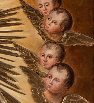 Zdjęcie nr 21: Feretron tworzy dwustronne pole obrazowe w kształcie stojącego prostokąta, zamknięte w ramę dekorowaną motywem palmetowym, ujęte z trzech stron ornamentalnym, płaskorzeźbionym obramieniem utworzonym ze stylizowanej wici roślinnej. Obramieni na górnej ramie flankuje owalny medalion z monogramem maryjnym na awersie i chrystogramem &quot;IHS&quot; na rewersie. Całość przymocowana jest do prostopadłościennego, wydłużonego i profilowanego postumentu przeprutego po bokach otworami na drążki do noszenia. Pomiędzy nimi umiejscowiono niewielki ornament roślinny. W centrum kompozycji, w obrazie z Matką Boską Pocieszenia, ukazano siedzącą frontalnie na brązowo-białych obłokach Madonnę z Dzieciątkiem. Maryja ma lekko pochyloną głowę w lewo, ujętą w trzech czwartych. Lewą ręką podtrzymuje siedzącego na jej kolanach małego Jezusa, w prawej, uniesionej i zgiętej w łokciu trzyma brązowy pasek. Madonna ma owalną twarz okoloną brązowymi włosami, wysokie czoło, wydatny, prosty nos i usta. Jej spojrzenie skierowane jest przed siebie. Ma odsłoniętą głowę z długimi, brązowymi włosami spływającymi na ramiona. Na głowie ma złotą, zamknietą koronę z krzyżykiem. Ubrana jest w suknię i płaszcz narzucony na ramiona i częściowo okrywający połą jej kolana. Głowę Marii otaczają złote promienie. Siedzące na jej kolanach Dzieciątko zostało ukazane frontalnie. Jezus w opuszczonej, lewej ręce trzyma pasek, natomiast wyciągniętą prawą błogosławi. Ma owalną twarz z wysokim czołem, rumiane policzki, wydatny nos i usta. Jego spojrzenie skierowane jest w stronę widza. Na głowie ma krótkie, jasnobrązowe włosy odsłaniające lewe ucho. Ubrany jest w luźną tunikę, spod której widać bosą stopę. Po bokach Matki Boskiej na jasnoochrowo-brązowym tle ukazano w rzędach po pięć uskrzydlonych główek anielskich. Poniżej Madonny z lewej strony obrazu klęczy św. Augustyn, a z prawej św. Monika. Oboje zostali ujęci w trzech czwartych. Augustyn w zakonnej kukuli z pastorałem w prawej ręce trzyma otrzymanym od Marii pasek w wyciągniętej lewej. Jest to starszy mężczyzna o twarzy z jasną karnacją, wydatnym nosie i ustach otoczoną krótkimi włosami z wyciętą tonsurą i podobnym zarostem. Z jego lewej strony przy kolanach leży mitra biskupia i zamknięta księga. Z kolei św. Monika ujęta została klęcząc w profilu w lewo. Ma pociągłą twarz o jasnej karnacji, z drobnym nosem i ustami. Jej głowę okrywa chusta spływająca na obfitą suknię. Na obrazie partie szat wszystkich przedstawionych osób oraz skrzydła anielskich główek i atrybuty św. Augustyna okrywają złocone i srebrzone sukienki wotywne, odsłaniające tylko partie twarzy i dłoni. Także wokół Madonny umieszczono ostro zakończone i profilowane złocone promienie. Na rewersie w polu obrazowym feretronu ukazano Matkę Boską Różańcową w otoczeniu tajemnic różańcowych. W centrum kompozycji na jasnym tle przedstawiono stojącą Madonnę z Dzieciątkiem, która depcze węża. Ujęta frontalnie w kontrapoście Maria obiema rękami podtrzymuje na prawym ramieniu Dzieciątko. Ma owalną twarz o jasnej karnacji, prostym nosie i wąskich ustach, o spojrzeniu skierowanym na widza. Ubrana jest w maforion odsłaniający spodnią suknię. Matka Boska stoi na półksiężycu depcząc węża trzymającego w paszczy jabłko. Trzymane przez nią Dzieciątko ujęto w trzech czwartych w prawo. Prawą ręką zdaje się błogosławić lewą wyciąga w stronę twarzy matki. Jezus ma pucułowatą twarz o jasnej karnacji i rumianych policzkach z drobnym nosem i ustami. Jego głowę otaczają krótkie, brązowe włosy odsłaniające lewe ucho. Mały Jezus ubrany jest w tunikę przepasaną w pasie. Szaty Marii i Dzieciątka przykrywa wotywna, złocona sukienka powtarzająca zapewne układ malowanych draperii. Ponad głową Madonny dwóch aniołów unosi zamkniętą koronę, trzymając w dłoniach lilie. Także ich szaty oraz korona pokryte są złoconymi sukienkami wotywnymi. Wokół Matki Boskiej rozmieszczono owalne medaliony malowane w piętnaście tajemnic Różańca świętego z podpisami każdego przedstawienia. Ich narracja rozpoczyna się nad głową Madonny. Każda ze scen oparta jest o kilkuosobową kompozycję. Idąc w lewo namalowano: Zwiastowanie Marii, Nawiedzenie św. Elżbiety, Boże Narodzenie, Ofiarowanie w świątyni, Znalezienie w świątyni, Modlitwa w Ogrójcu, Biczowanie, Cierniem ukoronowanie, Niesienie krzyża, Ukrzyżowanie, Zmartwychwstanie, Wniebowstąpienie, Zesłanie Ducha Świętego, Wniebowzięcie Marii, Ukoronowanie Marii w niebie. Pomiędzy medalionami namalowano czerwone róże, a wszystkie medaliony obramienia ciemny różaniec, zakończony krzyżykiem widocznym na osi kompozycji. 