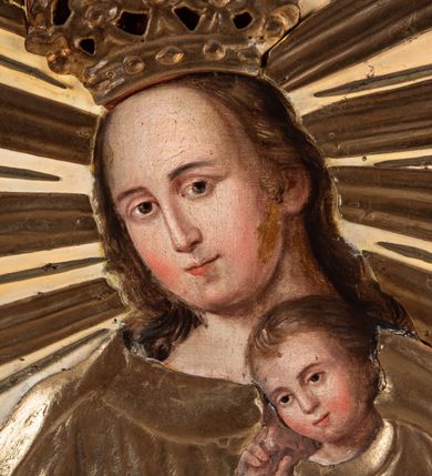 Zdjęcie nr 18: Feretron tworzy dwustronne pole obrazowe w kształcie stojącego prostokąta, zamknięte w ramę dekorowaną motywem palmetowym, ujęte z trzech stron ornamentalnym, płaskorzeźbionym obramieniem utworzonym ze stylizowanej wici roślinnej. Obramieni na górnej ramie flankuje owalny medalion z monogramem maryjnym na awersie i chrystogramem "IHS" na rewersie. Całość przymocowana jest do prostopadłościennego, wydłużonego i profilowanego postumentu przeprutego po bokach otworami na drążki do noszenia. Pomiędzy nimi umiejscowiono niewielki ornament roślinny. W centrum kompozycji, w obrazie z Matką Boską Pocieszenia, ukazano siedzącą frontalnie na brązowo-białych obłokach Madonnę z Dzieciątkiem. Maryja ma lekko pochyloną głowę w lewo, ujętą w trzech czwartych. Lewą ręką podtrzymuje siedzącego na jej kolanach małego Jezusa, w prawej, uniesionej i zgiętej w łokciu trzyma brązowy pasek. Madonna ma owalną twarz okoloną brązowymi włosami, wysokie czoło, wydatny, prosty nos i usta. Jej spojrzenie skierowane jest przed siebie. Ma odsłoniętą głowę z długimi, brązowymi włosami spływającymi na ramiona. Na głowie ma złotą, zamknietą koronę z krzyżykiem. Ubrana jest w suknię i płaszcz narzucony na ramiona i częściowo okrywający połą jej kolana. Głowę Marii otaczają złote promienie. Siedzące na jej kolanach Dzieciątko zostało ukazane frontalnie. Jezus w opuszczonej, lewej ręce trzyma pasek, natomiast wyciągniętą prawą błogosławi. Ma owalną twarz z wysokim czołem, rumiane policzki, wydatny nos i usta. Jego spojrzenie skierowane jest w stronę widza. Na głowie ma krótkie, jasnobrązowe włosy odsłaniające lewe ucho. Ubrany jest w luźną tunikę, spod której widać bosą stopę. Po bokach Matki Boskiej na jasnoochrowo-brązowym tle ukazano w rzędach po pięć uskrzydlonych główek anielskich. Poniżej Madonny z lewej strony obrazu klęczy św. Augustyn, a z prawej św. Monika. Oboje zostali ujęci w trzech czwartych. Augustyn w zakonnej kukuli z pastorałem w prawej ręce trzyma otrzymanym od Marii pasek w wyciągniętej lewej. Jest to starszy mężczyzna o twarzy z jasną karnacją, wydatnym nosie i ustach otoczoną krótkimi włosami z wyciętą tonsurą i podobnym zarostem. Z jego lewej strony przy kolanach leży mitra biskupia i zamknięta księga. Z kolei św. Monika ujęta została klęcząc w profilu w lewo. Ma pociągłą twarz o jasnej karnacji, z drobnym nosem i ustami. Jej głowę okrywa chusta spływająca na obfitą suknię. Na obrazie partie szat wszystkich przedstawionych osób oraz skrzydła anielskich główek i atrybuty św. Augustyna okrywają złocone i srebrzone sukienki wotywne, odsłaniające tylko partie twarzy i dłoni. Także wokół Madonny umieszczono ostro zakończone i profilowane złocone promienie. Na rewersie w polu obrazowym feretronu ukazano Matkę Boską Różańcową w otoczeniu tajemnic różańcowych. W centrum kompozycji na jasnym tle przedstawiono stojącą Madonnę z Dzieciątkiem, która depcze węża. Ujęta frontalnie w kontrapoście Maria obiema rękami podtrzymuje na prawym ramieniu Dzieciątko. Ma owalną twarz o jasnej karnacji, prostym nosie i wąskich ustach, o spojrzeniu skierowanym na widza. Ubrana jest w maforion odsłaniający spodnią suknię. Matka Boska stoi na półksiężycu depcząc węża trzymającego w paszczy jabłko. Trzymane przez nią Dzieciątko ujęto w trzech czwartych w prawo. Prawą ręką zdaje się błogosławić lewą wyciąga w stronę twarzy matki. Jezus ma pucułowatą twarz o jasnej karnacji i rumianych policzkach z drobnym nosem i ustami. Jego głowę otaczają krótkie, brązowe włosy odsłaniające lewe ucho. Mały Jezus ubrany jest w tunikę przepasaną w pasie. Szaty Marii i Dzieciątka przykrywa wotywna, złocona sukienka powtarzająca zapewne układ malowanych draperii. Ponad głową Madonny dwóch aniołów unosi zamkniętą koronę, trzymając w dłoniach lilie. Także ich szaty oraz korona pokryte są złoconymi sukienkami wotywnymi. Wokół Matki Boskiej rozmieszczono owalne medaliony malowane w piętnaście tajemnic Różańca świętego z podpisami każdego przedstawienia. Ich narracja rozpoczyna się nad głową Madonny. Każda ze scen oparta jest o kilkuosobową kompozycję. Idąc w lewo namalowano: Zwiastowanie Marii, Nawiedzenie św. Elżbiety, Boże Narodzenie, Ofiarowanie w świątyni, Znalezienie w świątyni, Modlitwa w Ogrójcu, Biczowanie, Cierniem ukoronowanie, Niesienie krzyża, Ukrzyżowanie, Zmartwychwstanie, Wniebowstąpienie, Zesłanie Ducha Świętego, Wniebowzięcie Marii, Ukoronowanie Marii w niebie. Pomiędzy medalionami namalowano czerwone róże, a wszystkie medaliony obramienia ciemny różaniec, zakończony krzyżykiem widocznym na osi kompozycji. 