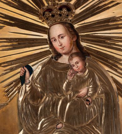 Zdjęcie nr 13: Feretron tworzy dwustronne pole obrazowe w kształcie stojącego prostokąta, zamknięte w ramę dekorowaną motywem palmetowym, ujęte z trzech stron ornamentalnym, płaskorzeźbionym obramieniem utworzonym ze stylizowanej wici roślinnej. Obramieni na górnej ramie flankuje owalny medalion z monogramem maryjnym na awersie i chrystogramem &quot;IHS&quot; na rewersie. Całość przymocowana jest do prostopadłościennego, wydłużonego i profilowanego postumentu przeprutego po bokach otworami na drążki do noszenia. Pomiędzy nimi umiejscowiono niewielki ornament roślinny. W centrum kompozycji, w obrazie z Matką Boską Pocieszenia, ukazano siedzącą frontalnie na brązowo-białych obłokach Madonnę z Dzieciątkiem. Maryja ma lekko pochyloną głowę w lewo, ujętą w trzech czwartych. Lewą ręką podtrzymuje siedzącego na jej kolanach małego Jezusa, w prawej, uniesionej i zgiętej w łokciu trzyma brązowy pasek. Madonna ma owalną twarz okoloną brązowymi włosami, wysokie czoło, wydatny, prosty nos i usta. Jej spojrzenie skierowane jest przed siebie. Ma odsłoniętą głowę z długimi, brązowymi włosami spływającymi na ramiona. Na głowie ma złotą, zamknietą koronę z krzyżykiem. Ubrana jest w suknię i płaszcz narzucony na ramiona i częściowo okrywający połą jej kolana. Głowę Marii otaczają złote promienie. Siedzące na jej kolanach Dzieciątko zostało ukazane frontalnie. Jezus w opuszczonej, lewej ręce trzyma pasek, natomiast wyciągniętą prawą błogosławi. Ma owalną twarz z wysokim czołem, rumiane policzki, wydatny nos i usta. Jego spojrzenie skierowane jest w stronę widza. Na głowie ma krótkie, jasnobrązowe włosy odsłaniające lewe ucho. Ubrany jest w luźną tunikę, spod której widać bosą stopę. Po bokach Matki Boskiej na jasnoochrowo-brązowym tle ukazano w rzędach po pięć uskrzydlonych główek anielskich. Poniżej Madonny z lewej strony obrazu klęczy św. Augustyn, a z prawej św. Monika. Oboje zostali ujęci w trzech czwartych. Augustyn w zakonnej kukuli z pastorałem w prawej ręce trzyma otrzymanym od Marii pasek w wyciągniętej lewej. Jest to starszy mężczyzna o twarzy z jasną karnacją, wydatnym nosie i ustach otoczoną krótkimi włosami z wyciętą tonsurą i podobnym zarostem. Z jego lewej strony przy kolanach leży mitra biskupia i zamknięta księga. Z kolei św. Monika ujęta została klęcząc w profilu w lewo. Ma pociągłą twarz o jasnej karnacji, z drobnym nosem i ustami. Jej głowę okrywa chusta spływająca na obfitą suknię. Na obrazie partie szat wszystkich przedstawionych osób oraz skrzydła anielskich główek i atrybuty św. Augustyna okrywają złocone i srebrzone sukienki wotywne, odsłaniające tylko partie twarzy i dłoni. Także wokół Madonny umieszczono ostro zakończone i profilowane złocone promienie. Na rewersie w polu obrazowym feretronu ukazano Matkę Boską Różańcową w otoczeniu tajemnic różańcowych. W centrum kompozycji na jasnym tle przedstawiono stojącą Madonnę z Dzieciątkiem, która depcze węża. Ujęta frontalnie w kontrapoście Maria obiema rękami podtrzymuje na prawym ramieniu Dzieciątko. Ma owalną twarz o jasnej karnacji, prostym nosie i wąskich ustach, o spojrzeniu skierowanym na widza. Ubrana jest w maforion odsłaniający spodnią suknię. Matka Boska stoi na półksiężycu depcząc węża trzymającego w paszczy jabłko. Trzymane przez nią Dzieciątko ujęto w trzech czwartych w prawo. Prawą ręką zdaje się błogosławić lewą wyciąga w stronę twarzy matki. Jezus ma pucułowatą twarz o jasnej karnacji i rumianych policzkach z drobnym nosem i ustami. Jego głowę otaczają krótkie, brązowe włosy odsłaniające lewe ucho. Mały Jezus ubrany jest w tunikę przepasaną w pasie. Szaty Marii i Dzieciątka przykrywa wotywna, złocona sukienka powtarzająca zapewne układ malowanych draperii. Ponad głową Madonny dwóch aniołów unosi zamkniętą koronę, trzymając w dłoniach lilie. Także ich szaty oraz korona pokryte są złoconymi sukienkami wotywnymi. Wokół Matki Boskiej rozmieszczono owalne medaliony malowane w piętnaście tajemnic Różańca świętego z podpisami każdego przedstawienia. Ich narracja rozpoczyna się nad głową Madonny. Każda ze scen oparta jest o kilkuosobową kompozycję. Idąc w lewo namalowano: Zwiastowanie Marii, Nawiedzenie św. Elżbiety, Boże Narodzenie, Ofiarowanie w świątyni, Znalezienie w świątyni, Modlitwa w Ogrójcu, Biczowanie, Cierniem ukoronowanie, Niesienie krzyża, Ukrzyżowanie, Zmartwychwstanie, Wniebowstąpienie, Zesłanie Ducha Świętego, Wniebowzięcie Marii, Ukoronowanie Marii w niebie. Pomiędzy medalionami namalowano czerwone róże, a wszystkie medaliony obramienia ciemny różaniec, zakończony krzyżykiem widocznym na osi kompozycji. 